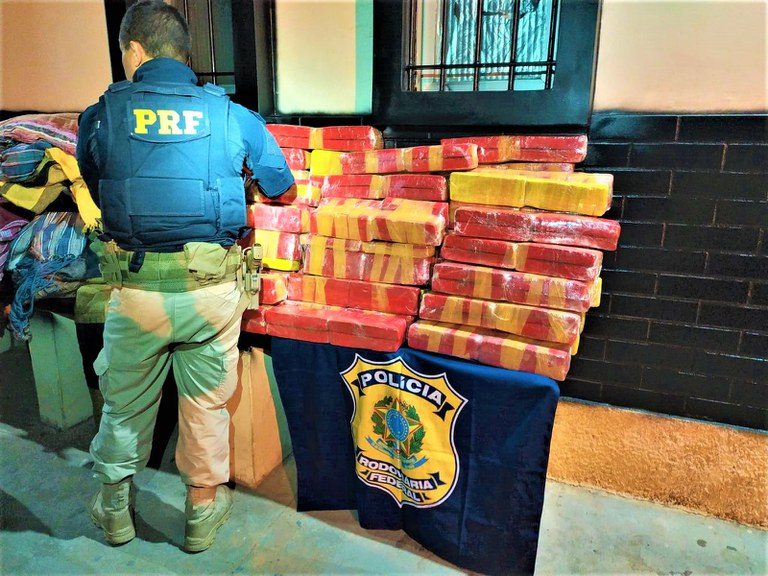 PRF na Bahia prende dois traficantes na BR 030, apreende 201 Kg de maconha e causa prejuízo de R$ 435 mil ao narcotráfico PRF na Bahia prende dois traficantes na BR 030, apreende 201 Kg de maconha e causa prejuízo de R$ 435 mil ao narcotráfico