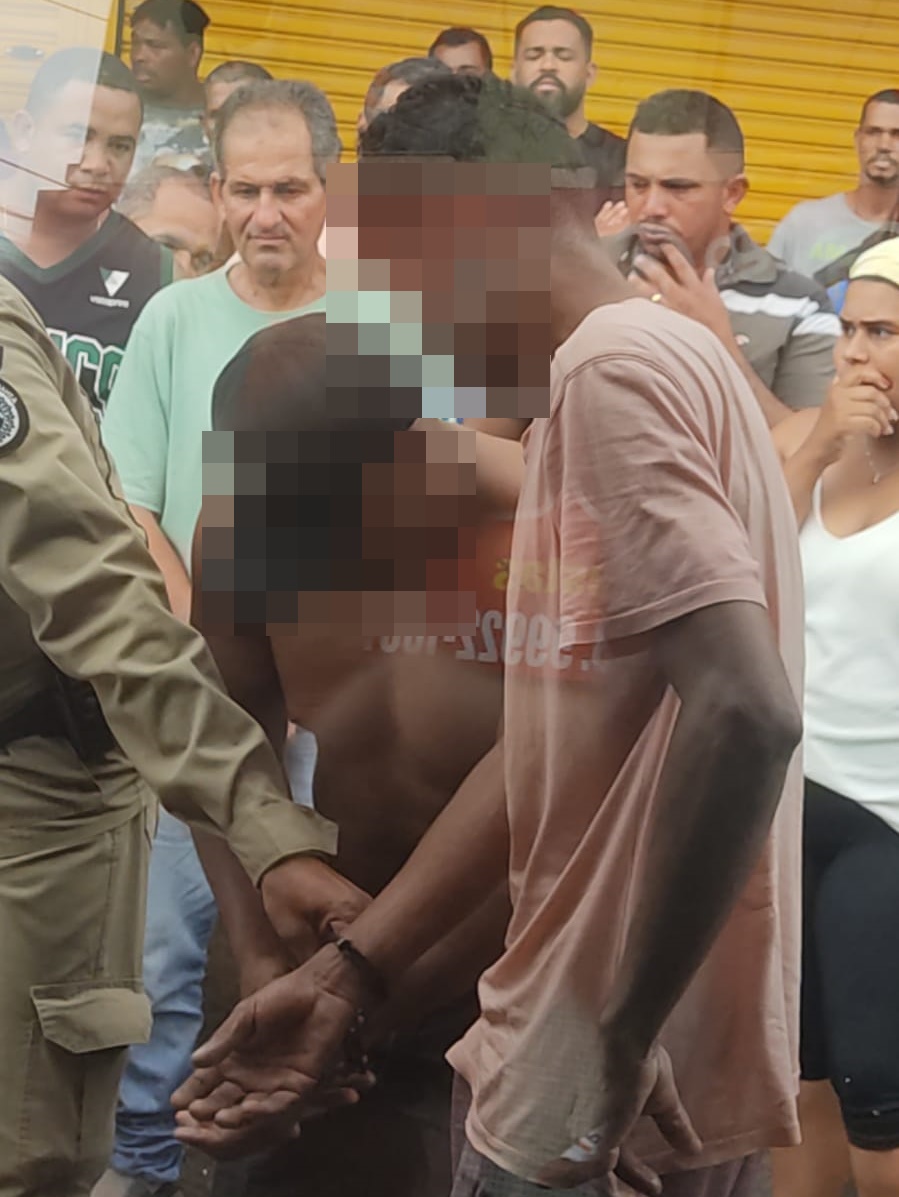 Bandidos aproveitaram a enchente para saquear lojas no centro de Jequié Bandidos aproveitaram a enchente para saquear lojas no centro de Jequié