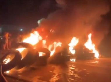 Caminhoneiros fecham BR-163 em Mato Grosso e dizem não aceitar vitória de Lula Caminhoneiros fecham BR-163 em Mato Grosso e dizem não aceitar vitória de Lula
