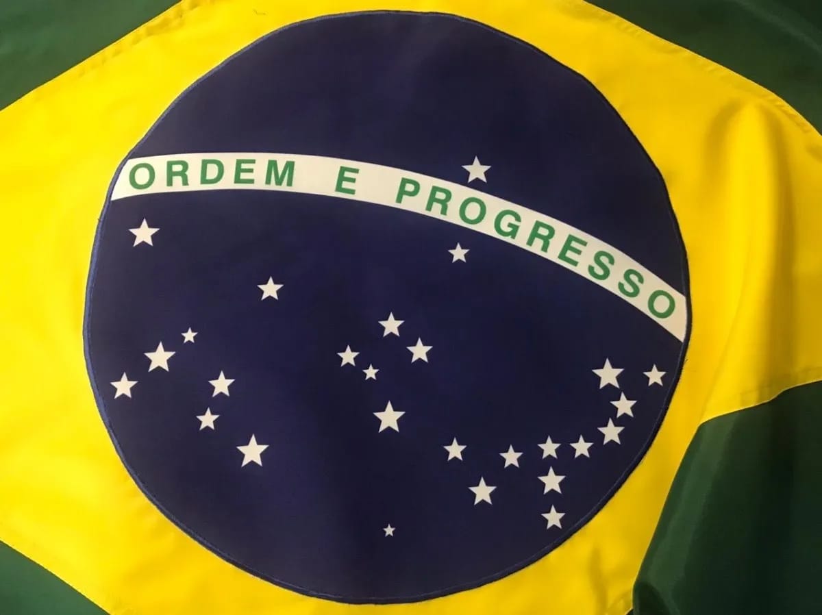 Coluna Jorge Barros: E A VENDA DE BANDEIRAS DO BRASIL DISPAROU NO COMÉRCIO Coluna Jorge Barros: E A VENDA DE BANDEIRAS DO BRASIL DISPAROU NO COMÉRCIO