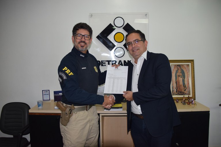 Policiais Rodoviários Federais do estado da Bahia serão isentos de taxas para renovação e mudança de categoria da CNH Policiais Rodoviários Federais do estado da Bahia serão isentos de taxas para renovação e mudança de categoria da CNH