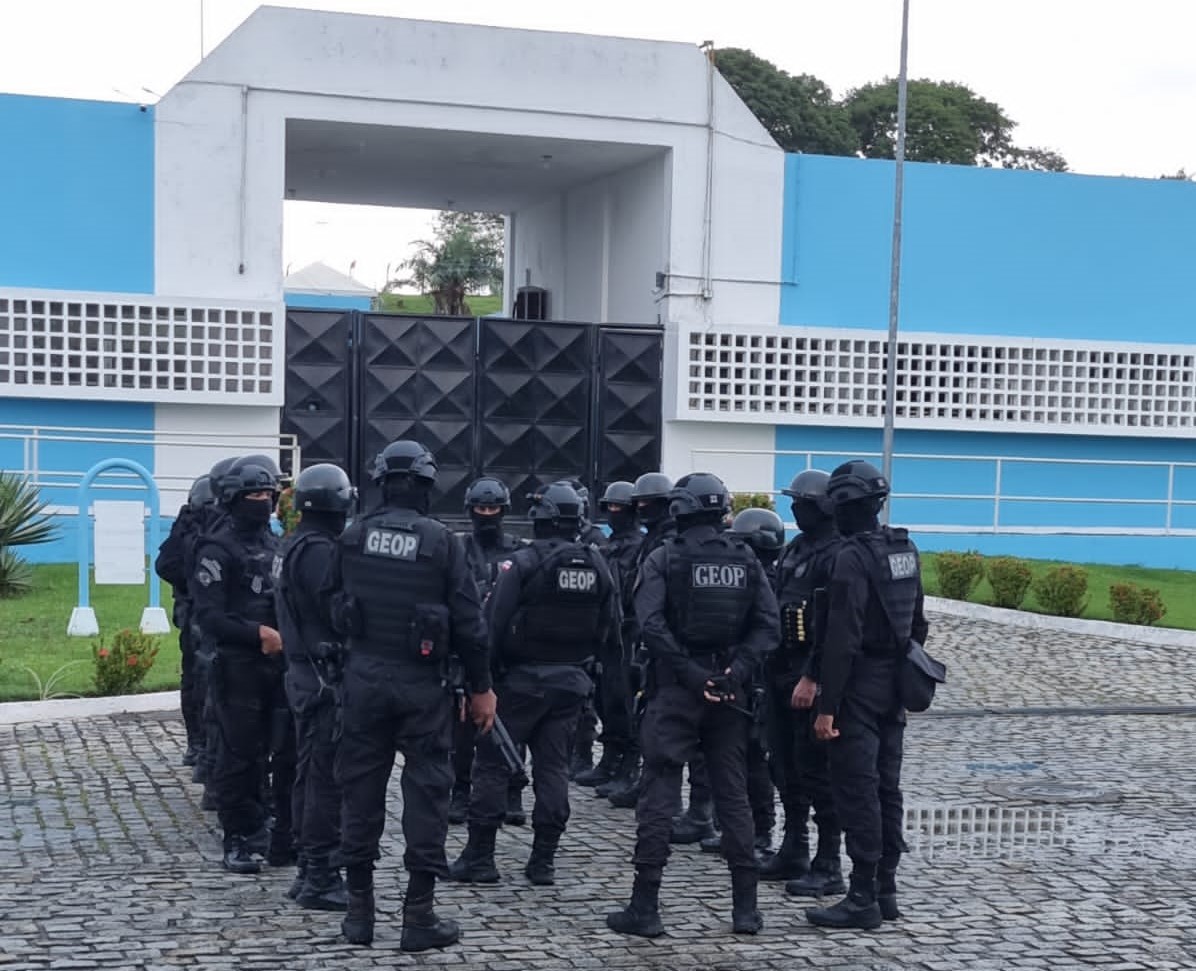 Quatro são denunciados por traficar drogas e corromper agentes públicos do Conjunto Penal de Lauro de Freitas Quatro são denunciados por traficar drogas e corromper agentes públicos do Conjunto Penal de Lauro de Freitas