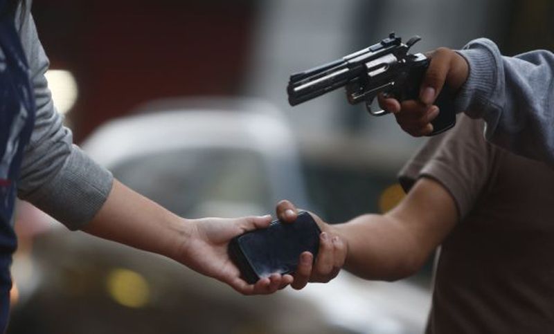 Jovem reage a assalto e leva tiro no rosto
