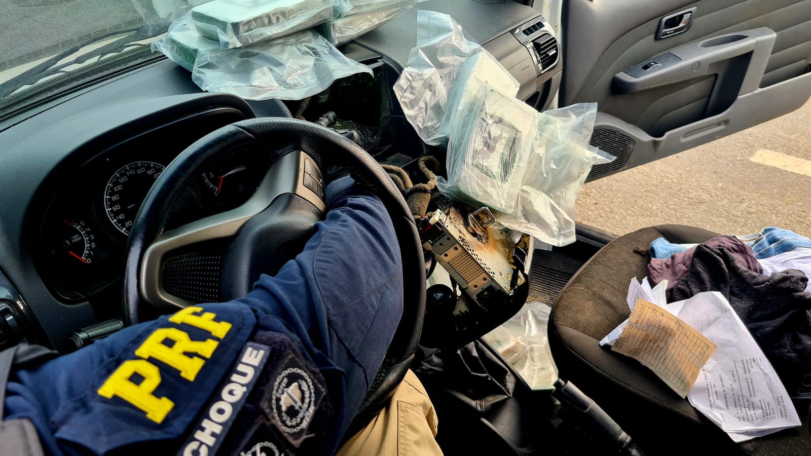 Aproximadamente 21 Kg de Crack são apreendidos em veículo que estava sendo transportado em caminhão cegonha