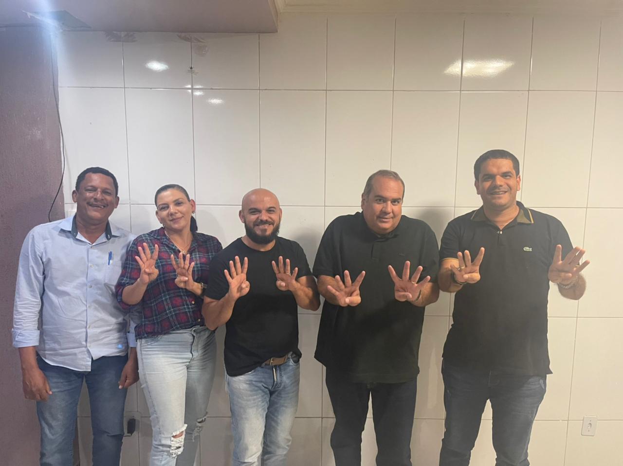 Prefeito de Aiquara alfineta Jerônimo, afirma que apoia ACM Neto e faz 44 com as mãos Prefeito de Aiquara alfineta Jerônimo, afirma que apoia ACM Neto e faz 44 com as mãos