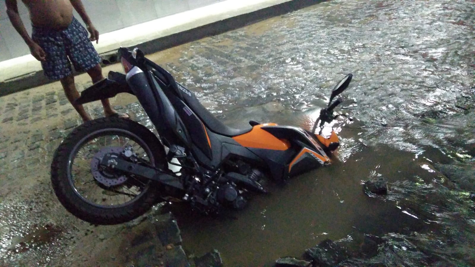 Moto é engolida por um buraco e motorista ficou ferida Moto é engolida por um buraco e motorista ficou ferida