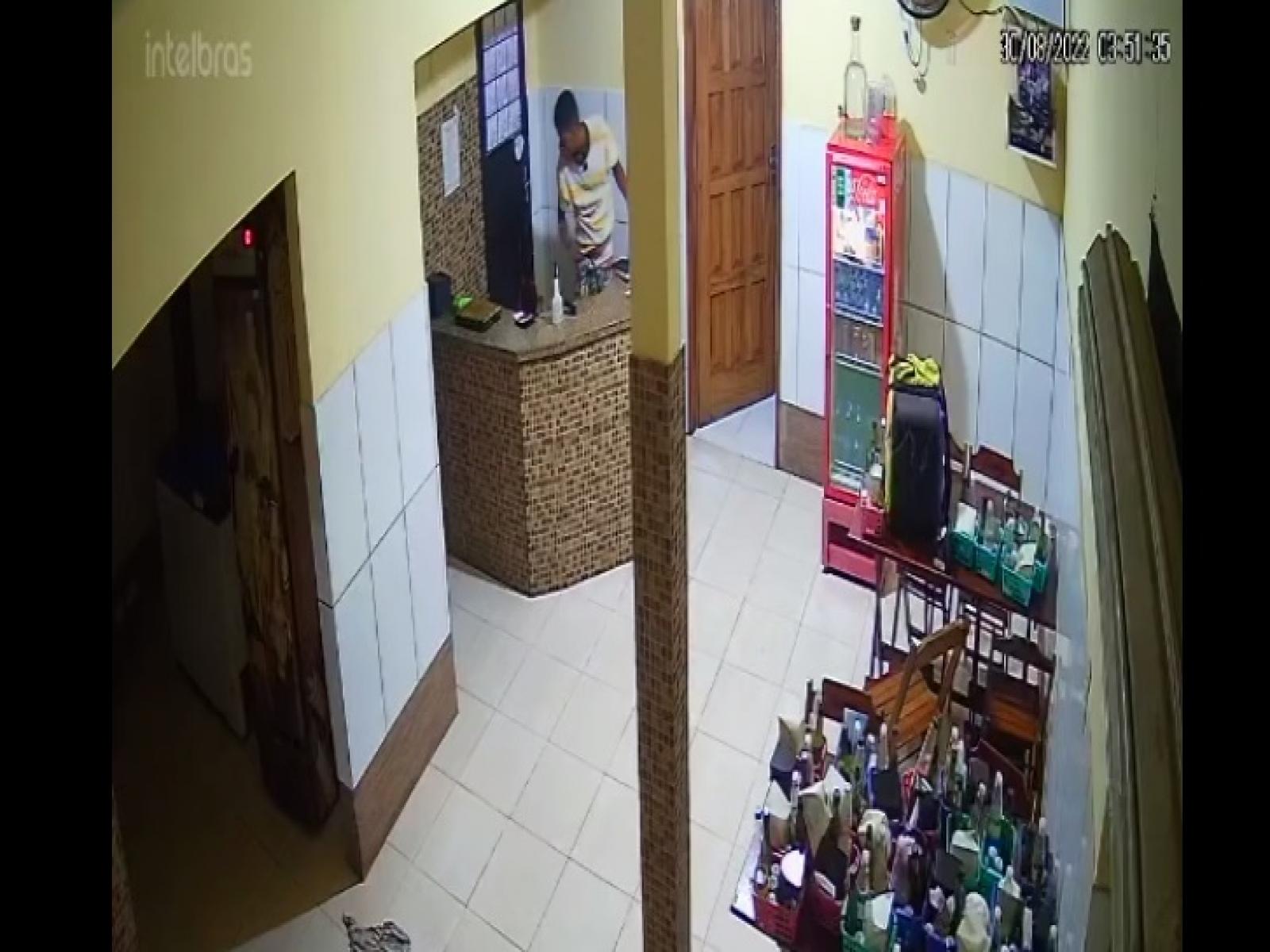 Ladrão é flagrado furtando churrascaria no bairro Jequiezinho