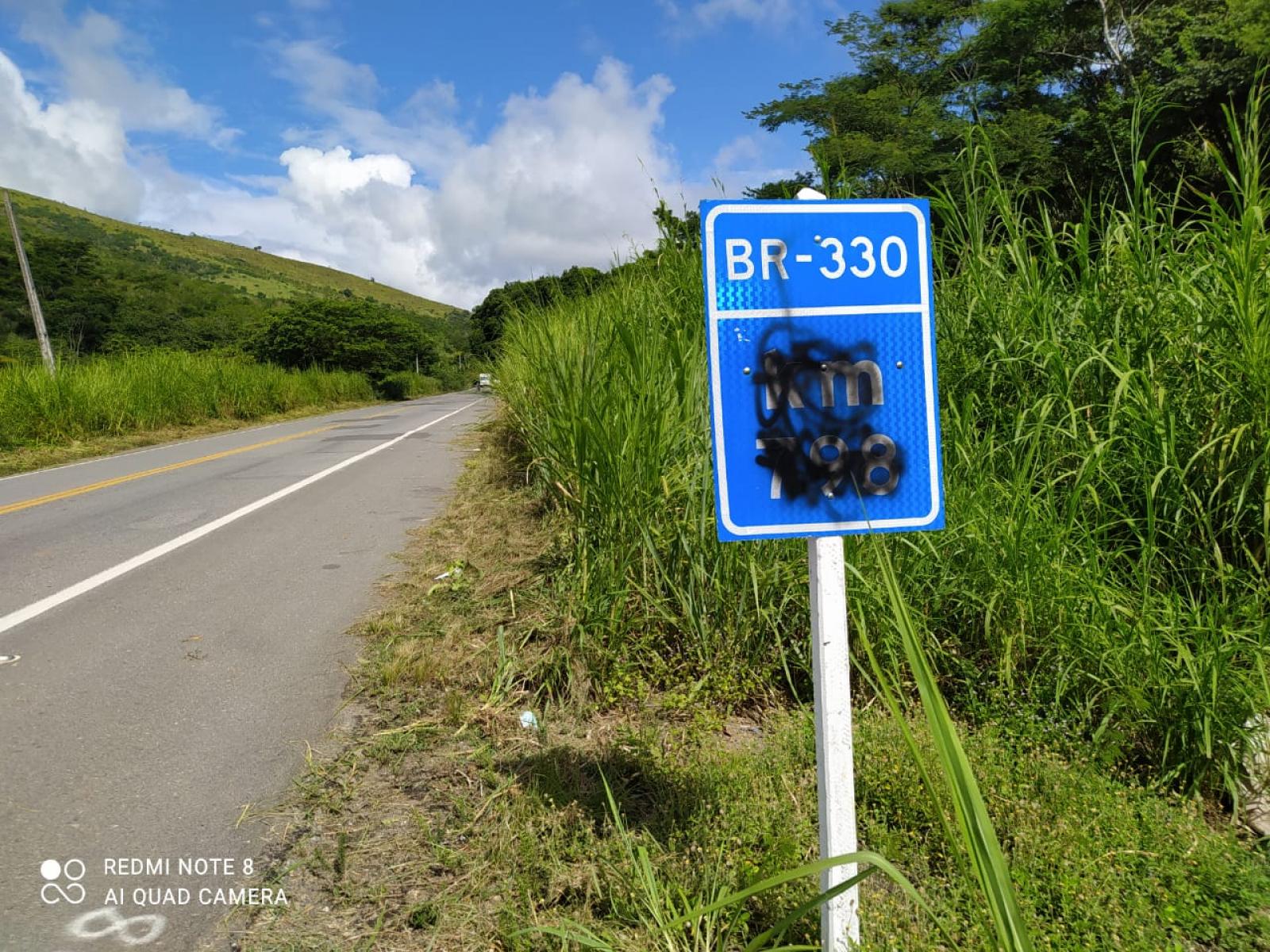 Pichadores estão destruindo placas de sinalização na BR 330