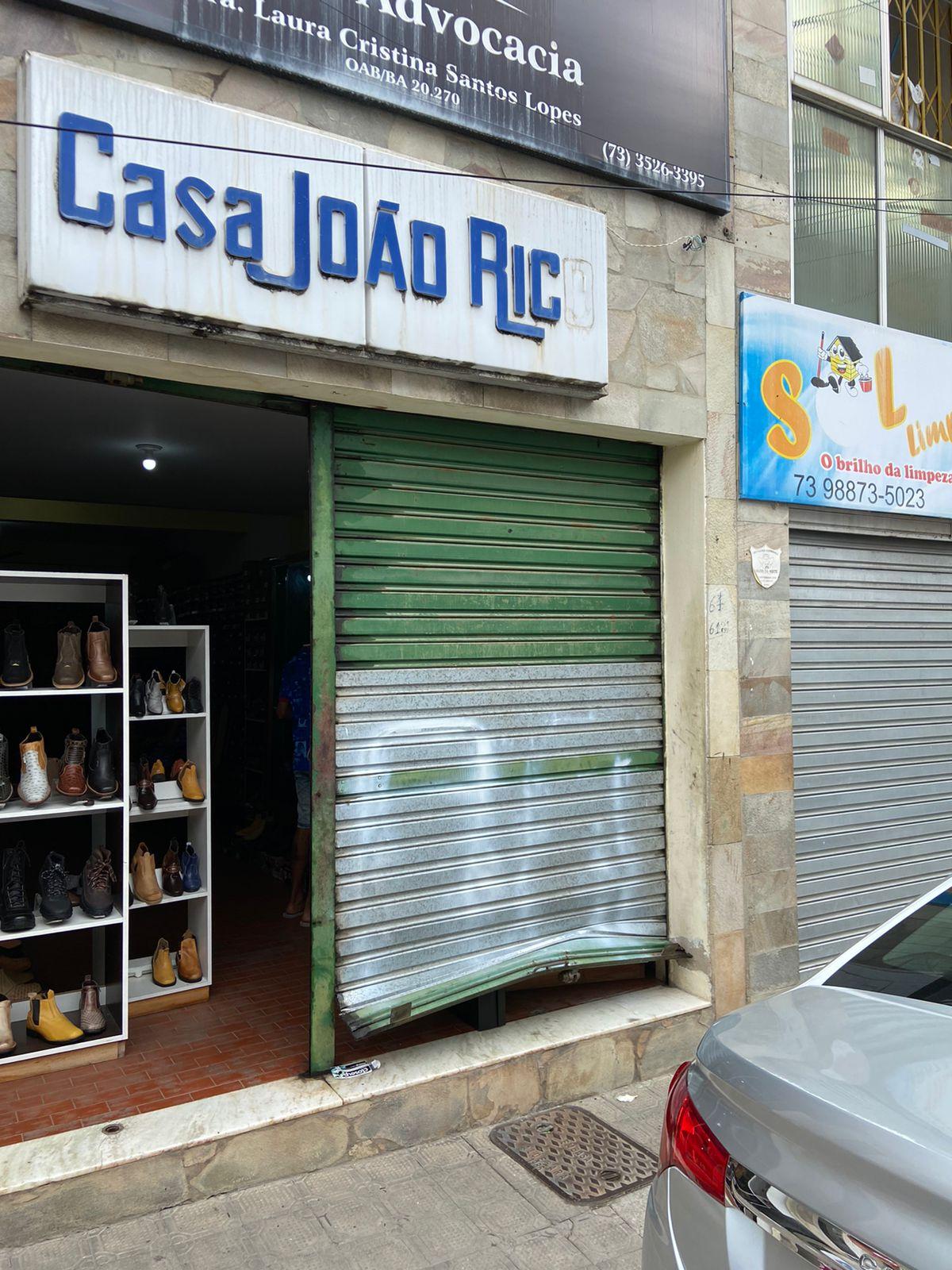Loja arrombada na Rua Damião Vieira