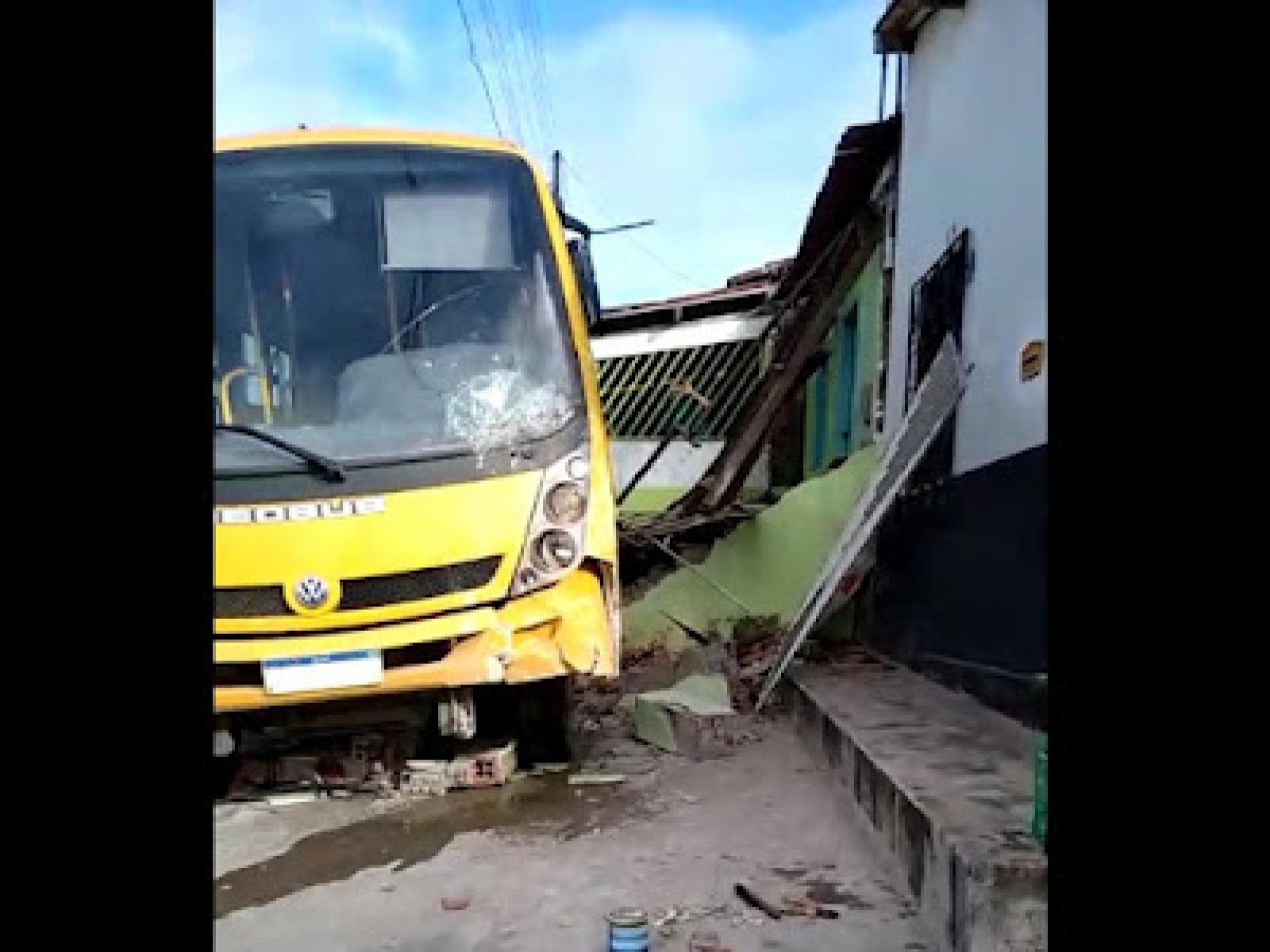 ÔNIBUS DESGOVERNADO ATINGE CASAS EM BARRA DO ROCHA