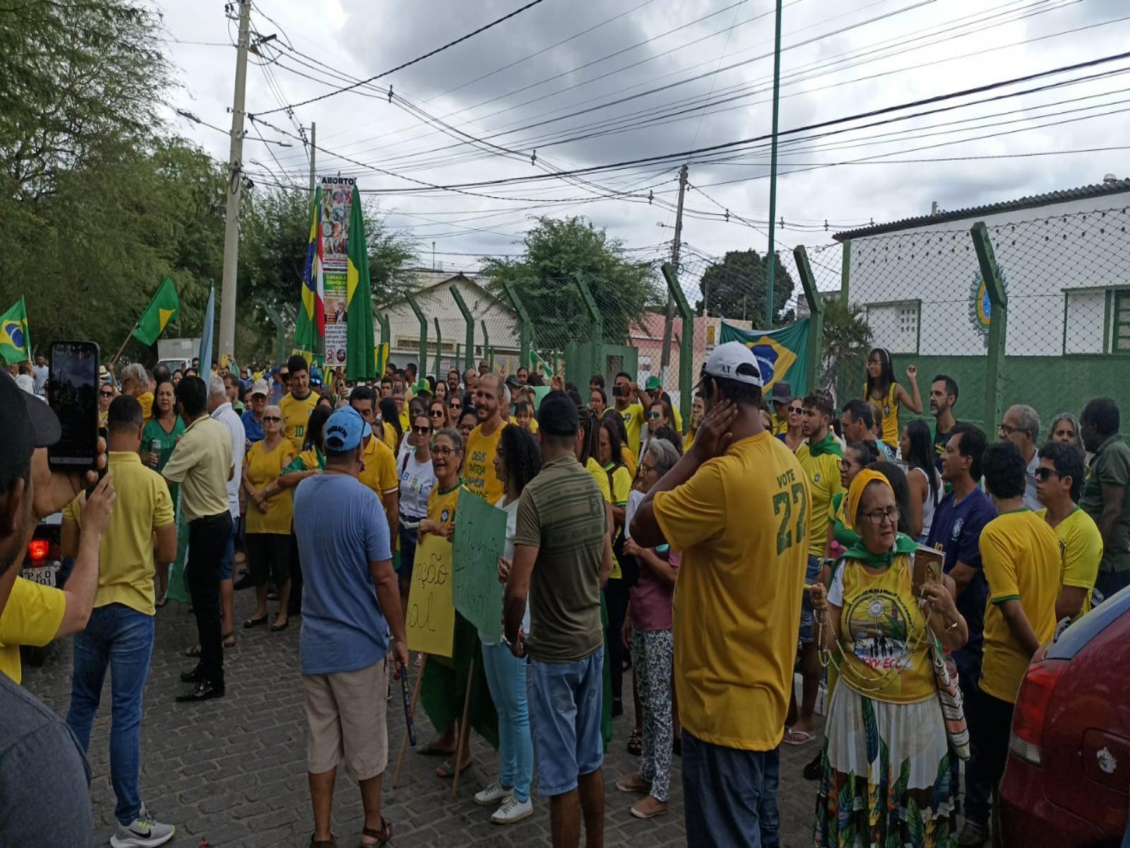 Patriotas realizaram manifestação em frente ao Tiro de Guerra em Jequié