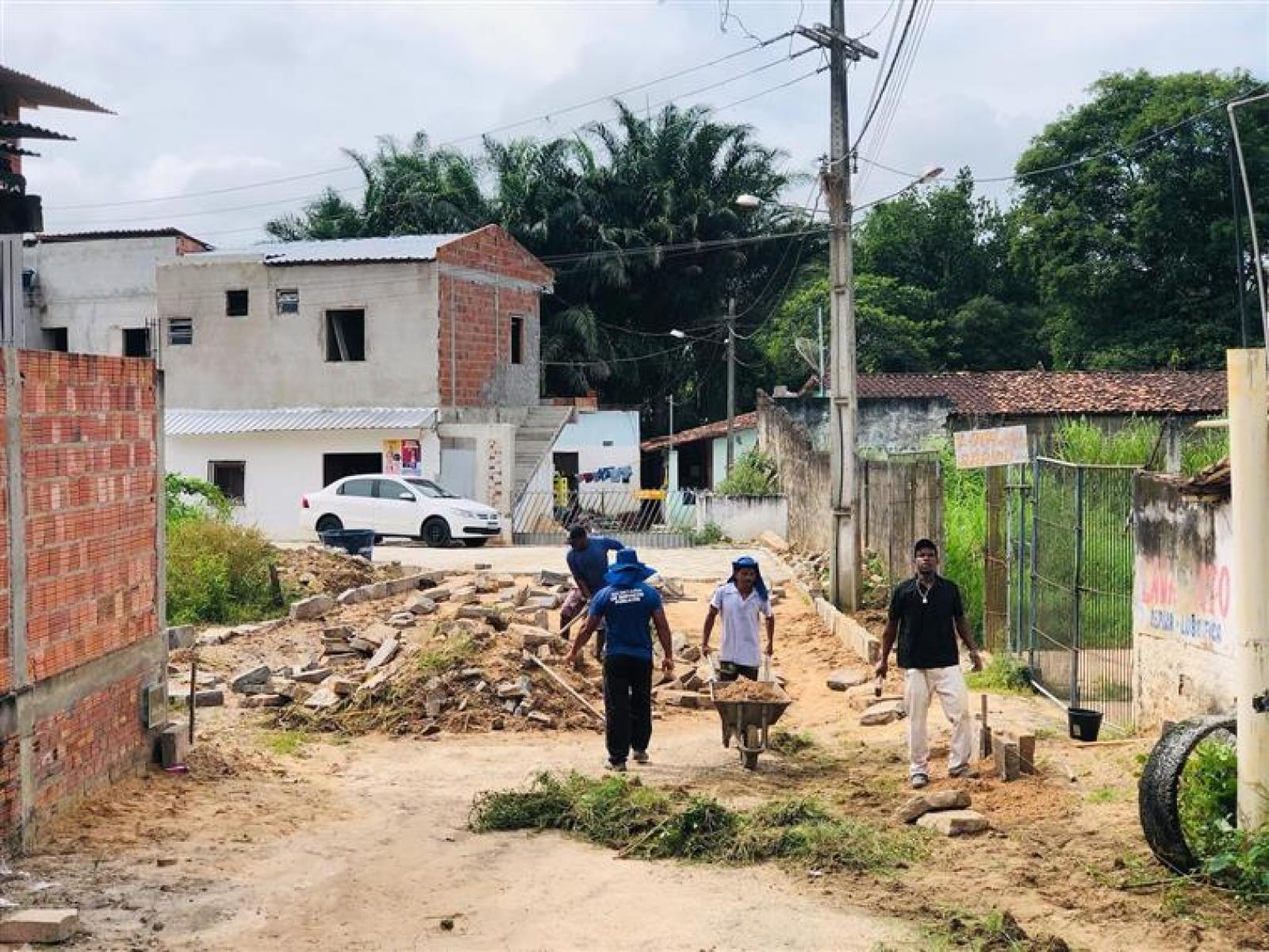 Segue a todo vapor os serviços de pavimentação em paralelepípedo no Bairro Primavera