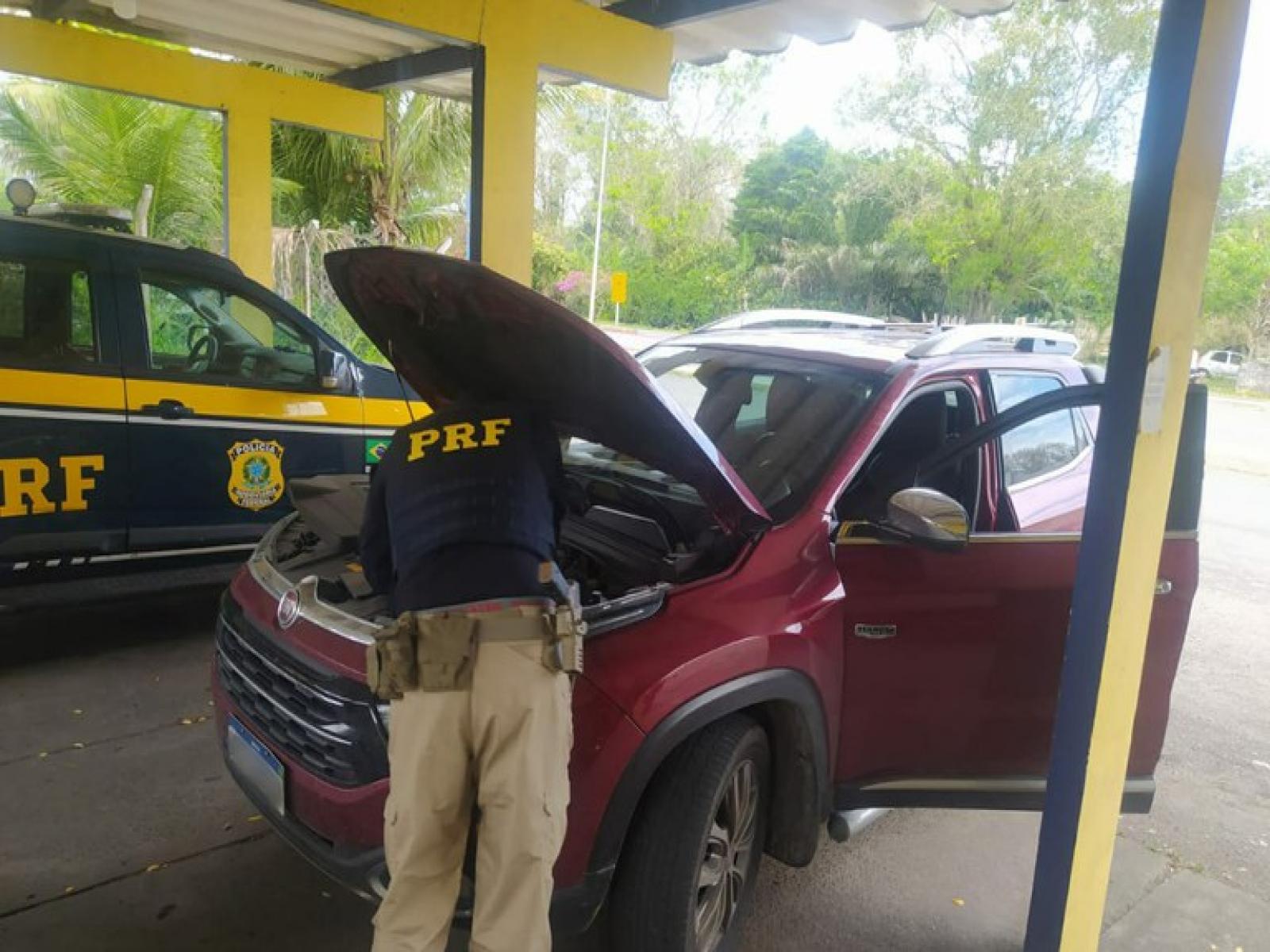 Picape roubada é recuperada pela PRF na BR 101 em Itabuna