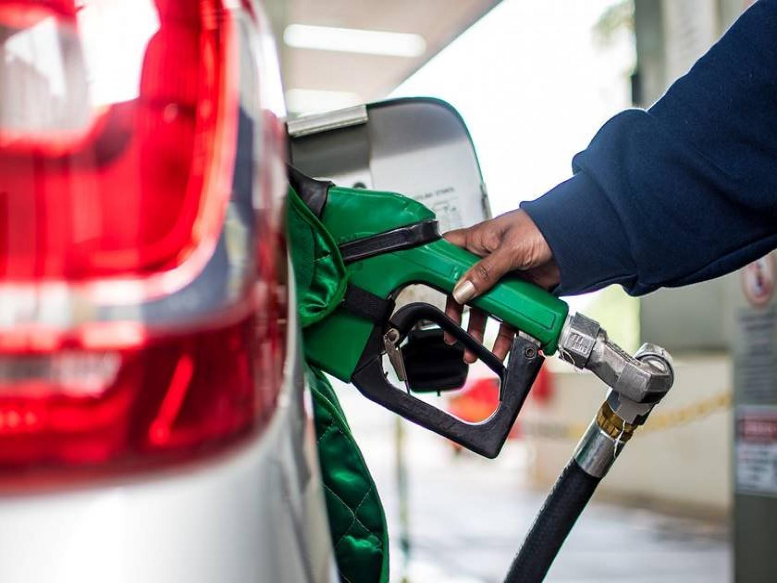 Petrobras anuncia terceira redução no preço da gasolina em menos de um mês.