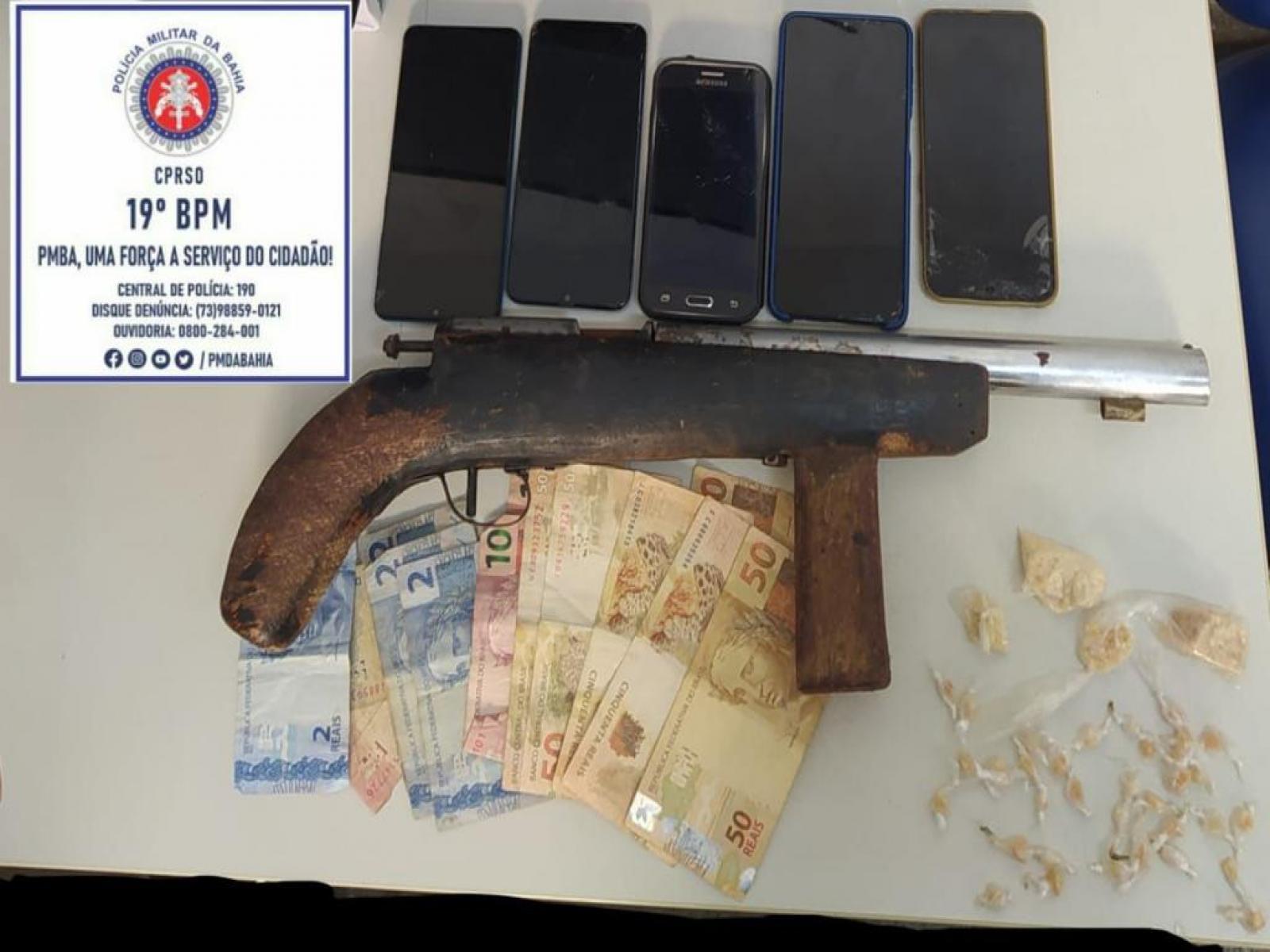 Bandidos são detidos com drogas e uma espingarda calibre 12