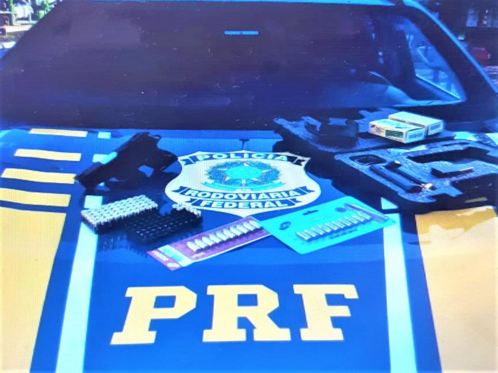 PRF apreende pistola 9mm e 77 munições do mesmo calibre escondidas dentro de cabine de caminhão