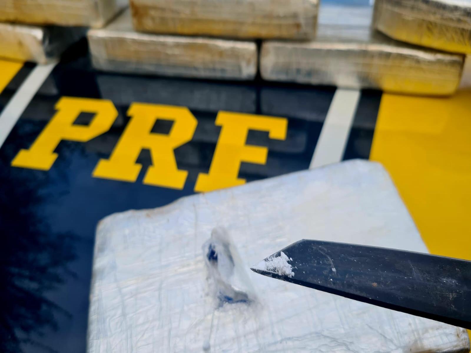 Passageira de ônibus é presa em Jequié (BA) transportando cocaína avaliada em quase R$ 2 milhões