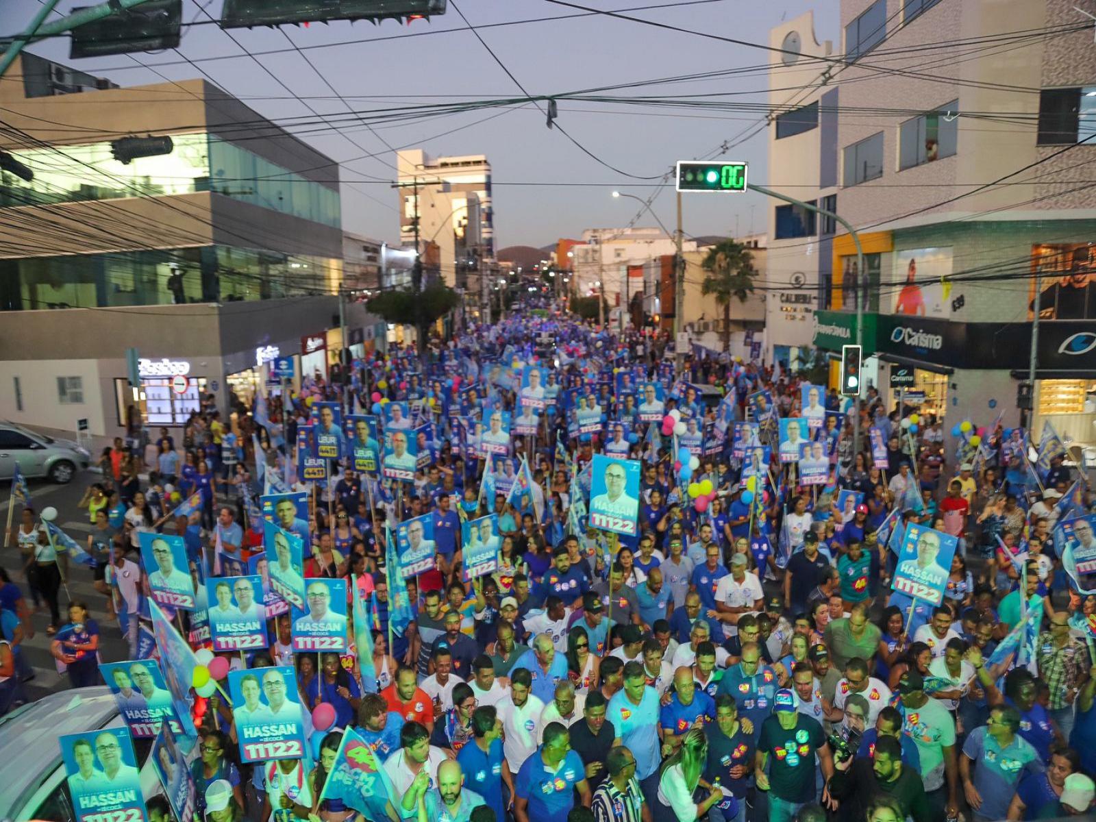 Com articulação de Zé Cocá, Hassan e Leur, caminhada de ACM Neto em Jequié mobilizou milhares de pessoas e tomou as ruas da cidade