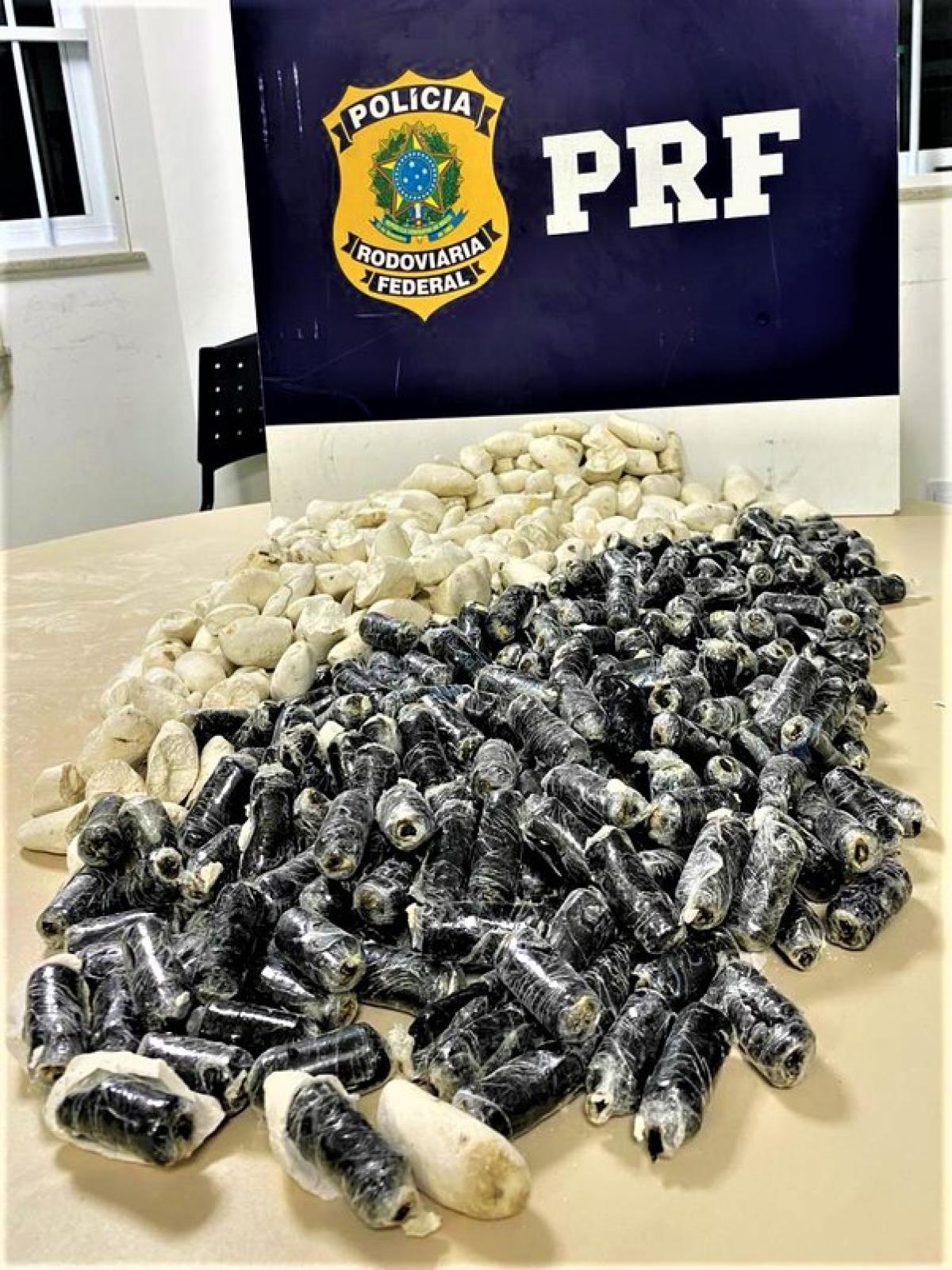 Boliviana é presa em Vitória da Conquista (BA) com cocaína encontrada dentro de cápsulas de batata