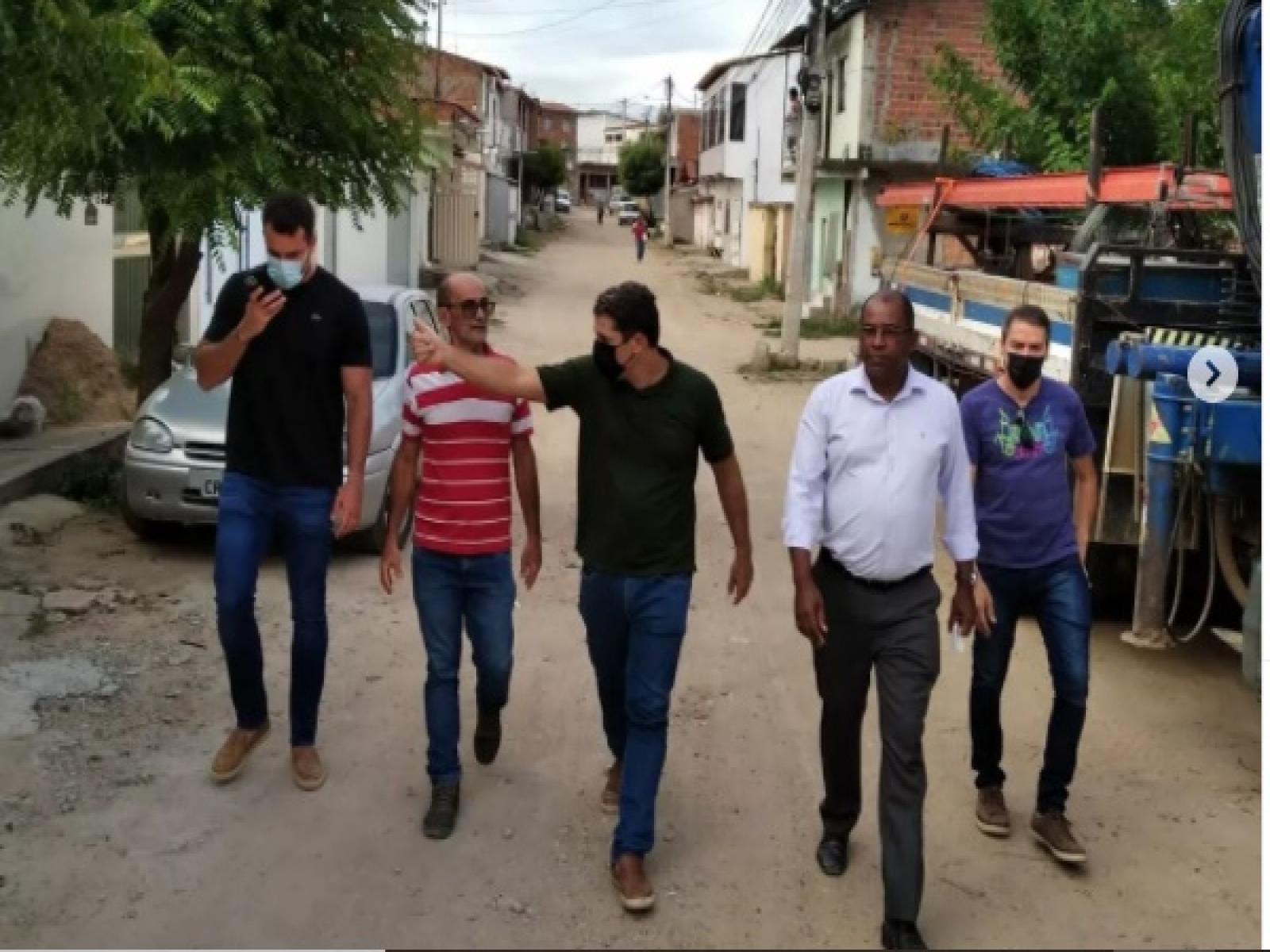 Vereador Gilvan visita ruas que serão pavimentadas acompanhado do Prefeito Zé Cocá