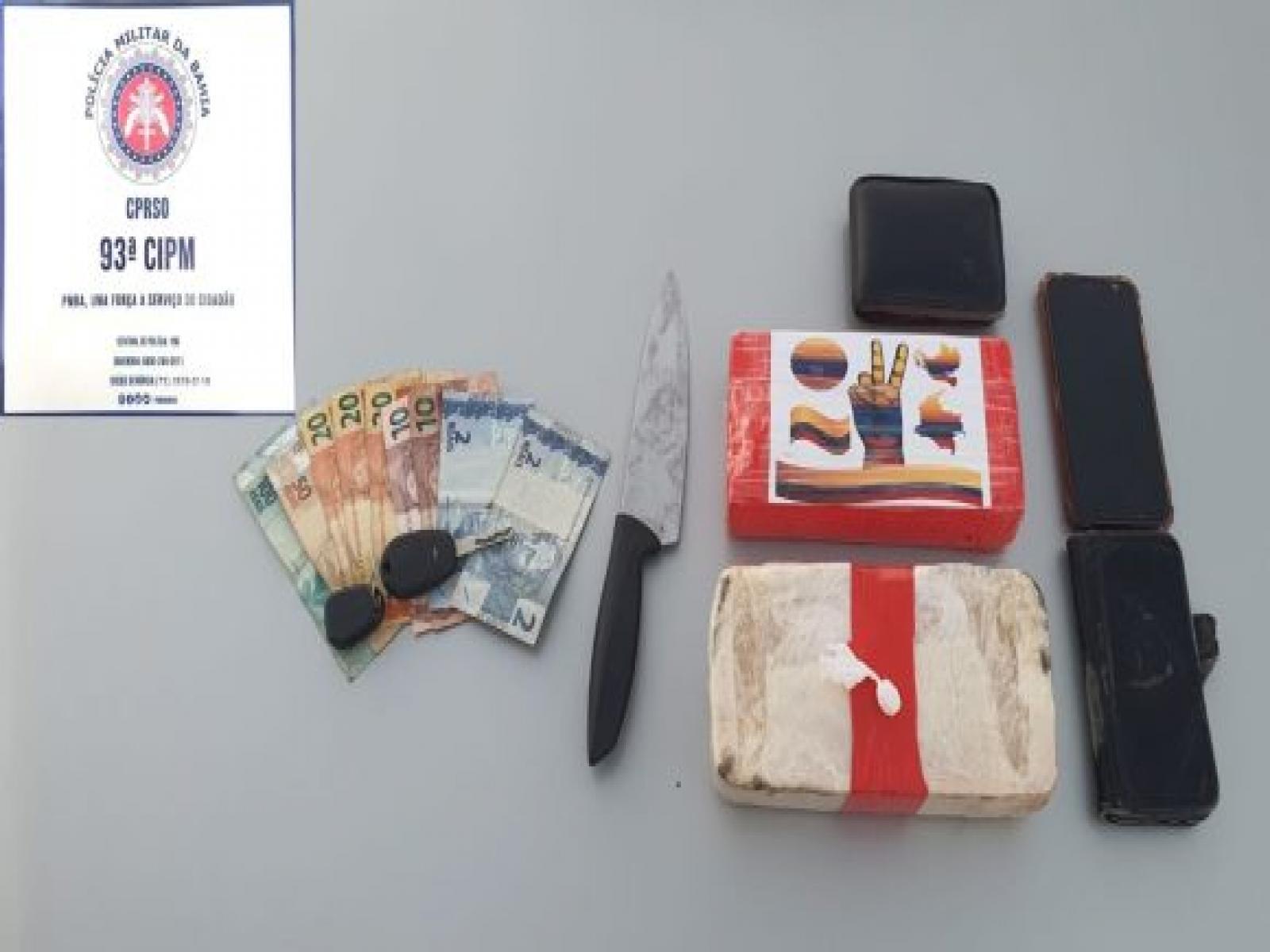 PM prende homem com mandado de prisão por latrocínio e tráfico de drogas em blitz na BA-250