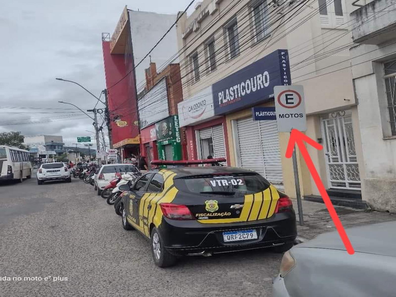 Imagem de carro da SUMTRAN estacionada na Praça Luiz Viana viralizou na internet, superintendente explica o que aconteceu