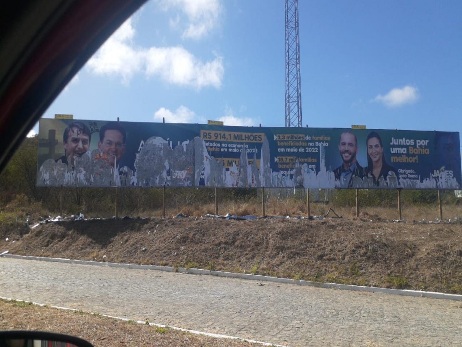 Opositores do Presidente Bolsonaro danificaram placa de outdoor em Jequié