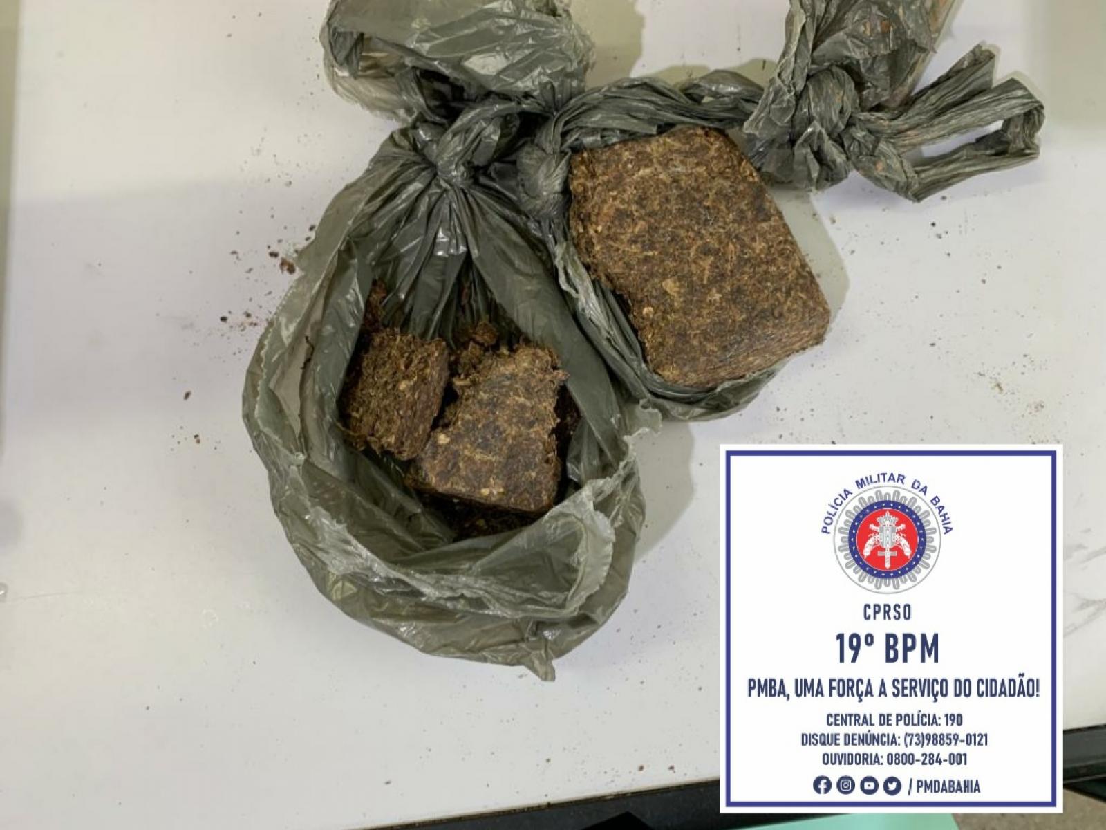 Polícia Militar flagra indivíduos jogando drogas dentro do Presídio de Jequié