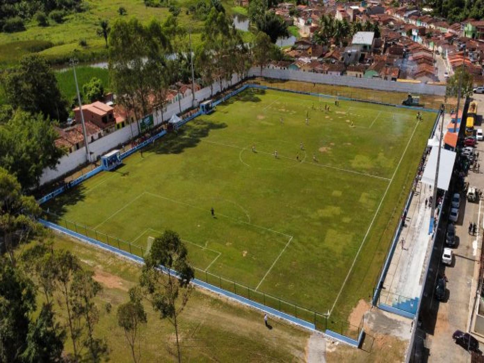 Em Jitaúna, Rui autoriza modernização de escola e entrega estádio reformado