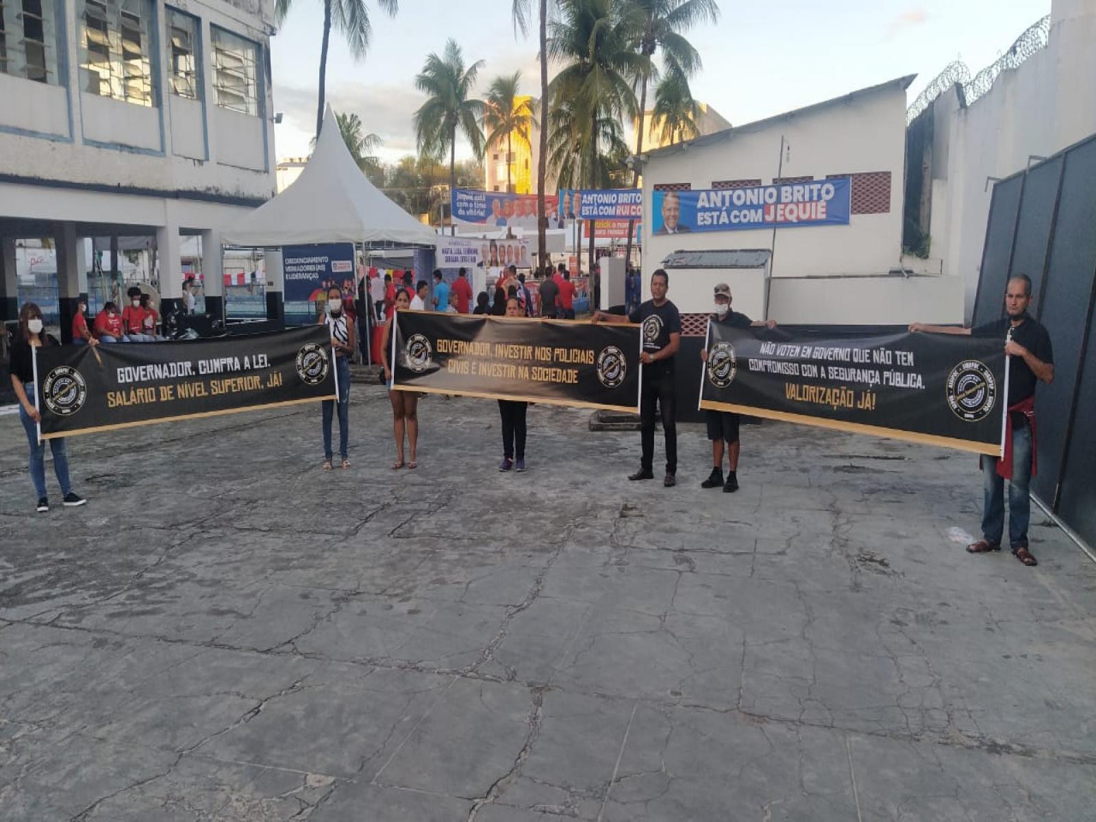 Policiais Civis realizam protesto em Jequié durante visita do governador Rui Costa.