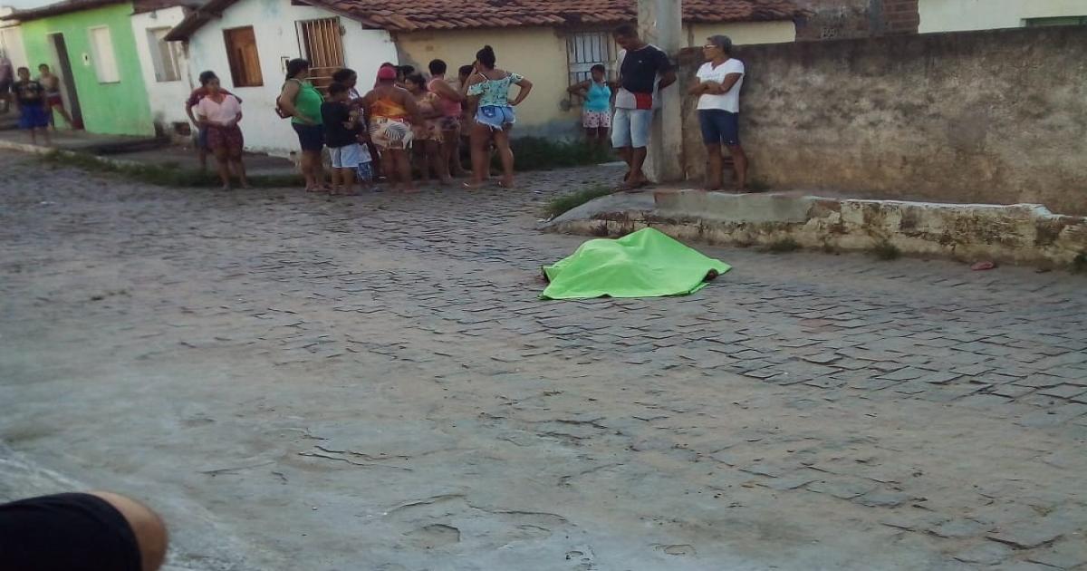 Homem assassinado a facadas no bairro Jequiezinho