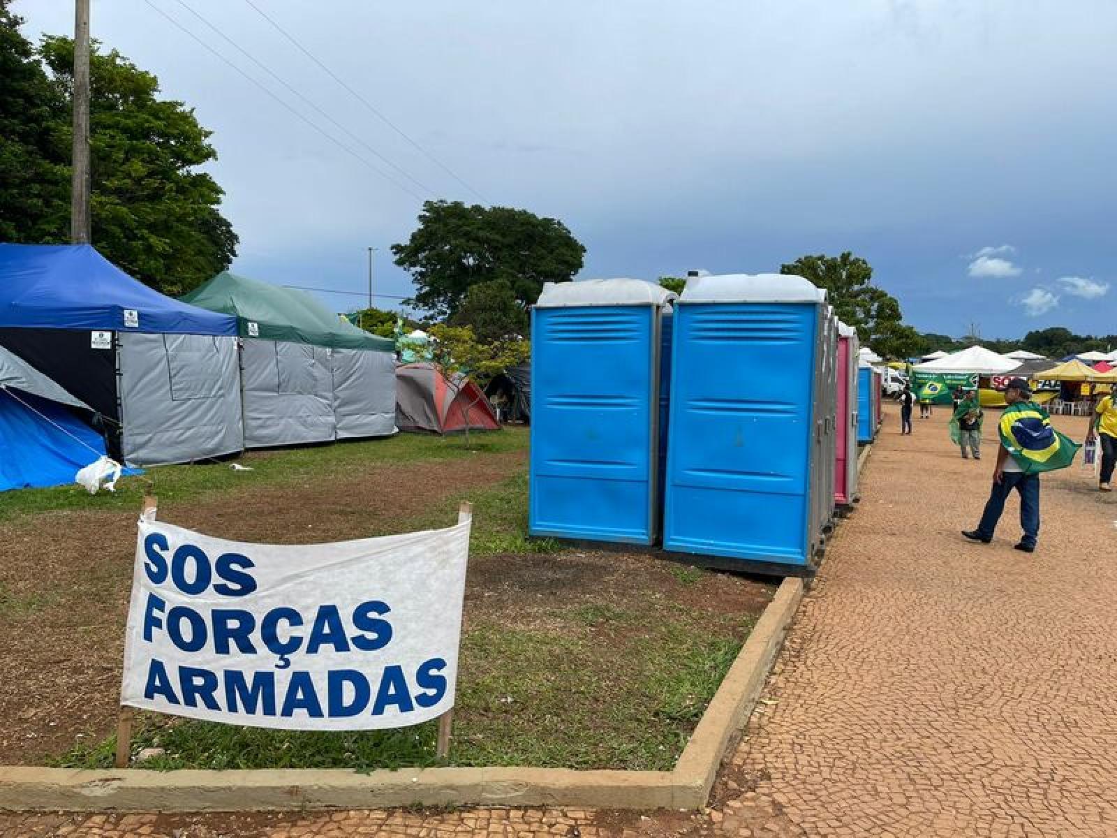 Um mês depois das eleições, manifestantes bolsonaristas ainda resistem acampados próximos a quartéis-generais