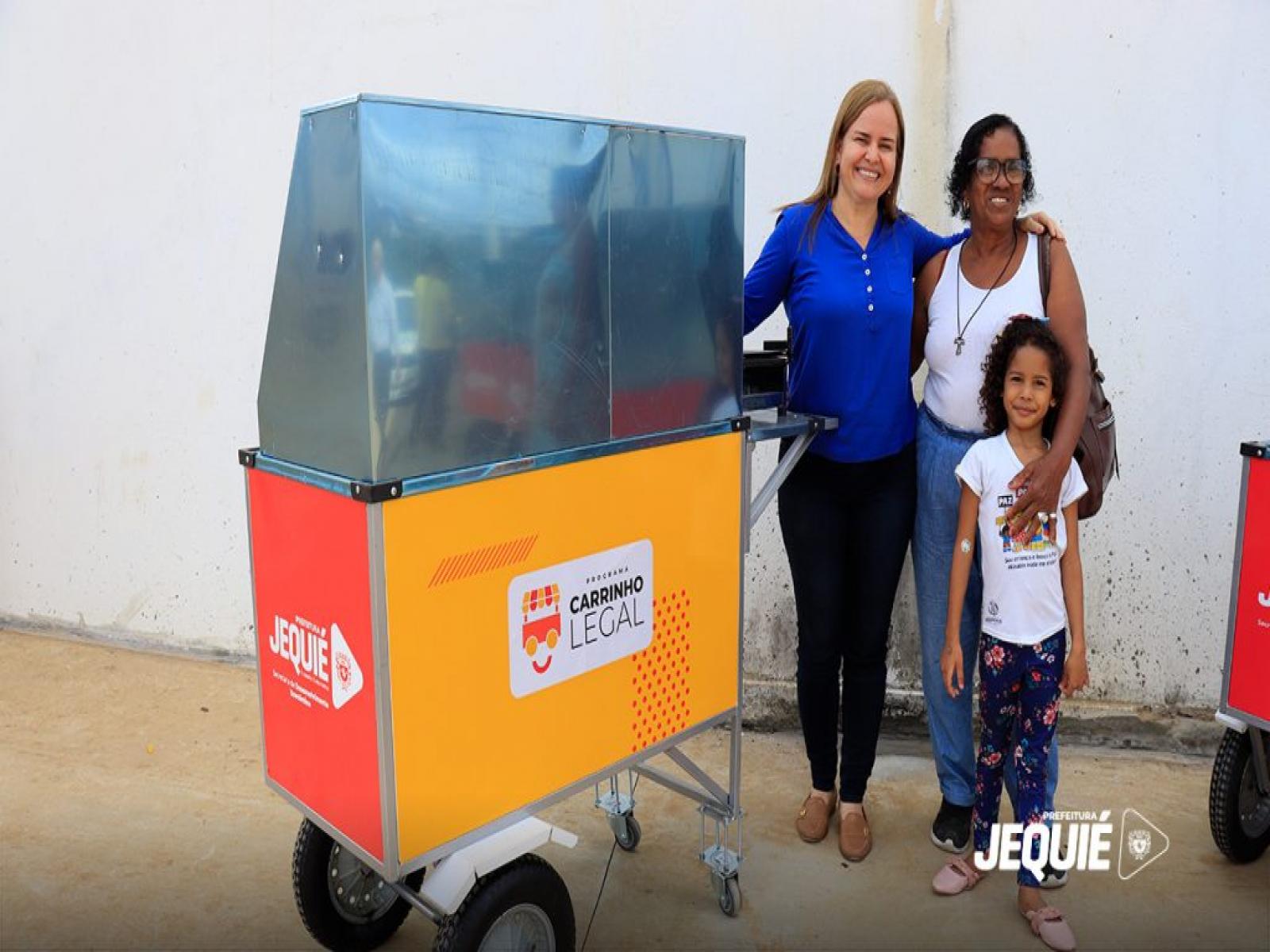 Prefeitura de Jequié entrega carrinhos de lanches para incentivar empreendedorismo no município