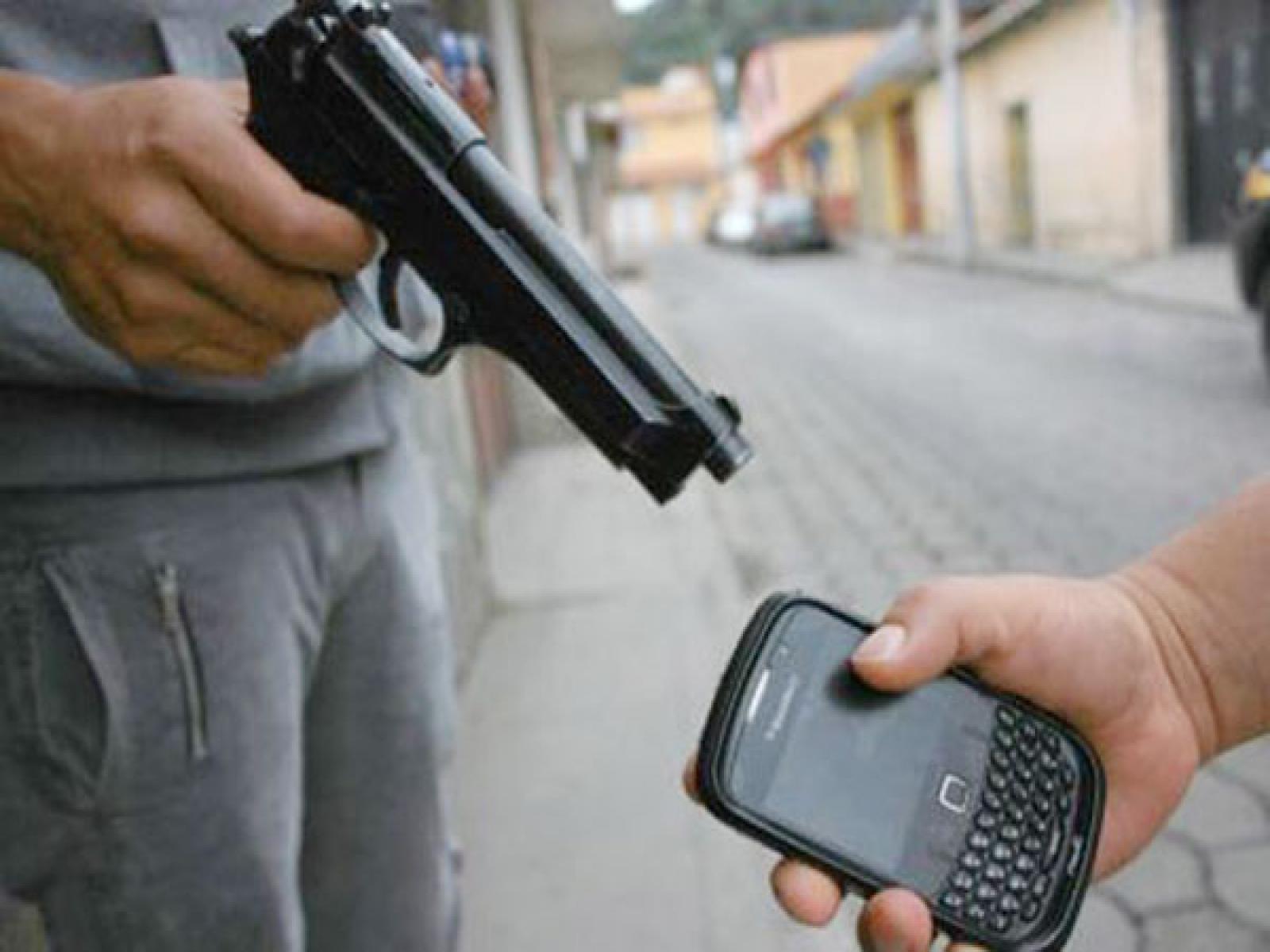 Dois bandidos em uma moto roubaram celular no Brasil Novo