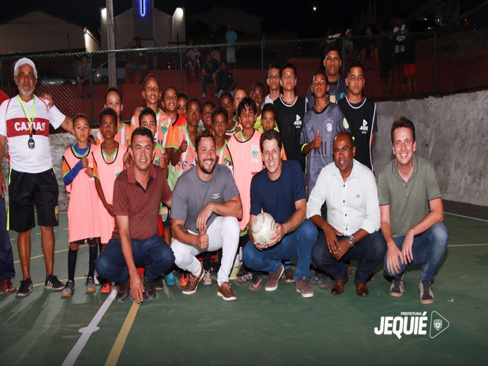 Ampliando as ações de esporte e lazer, prefeito de Jequié entrega requalificação de mais duas quadras poliesportivas