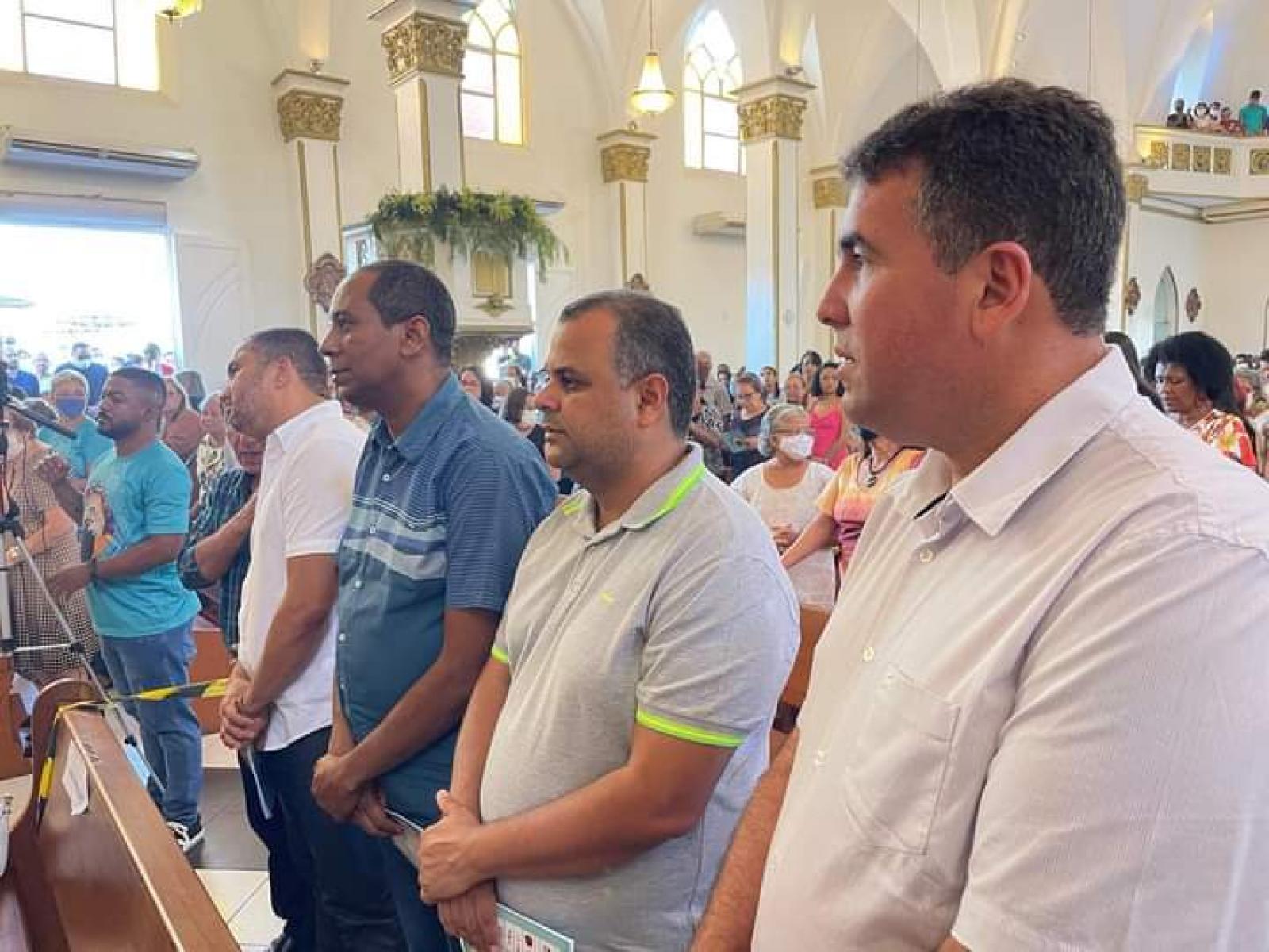 Patrick Lopes e Marcelo Pecorelli participam da procissão em homenagem a Santo Antonio padroeiro de Jequié