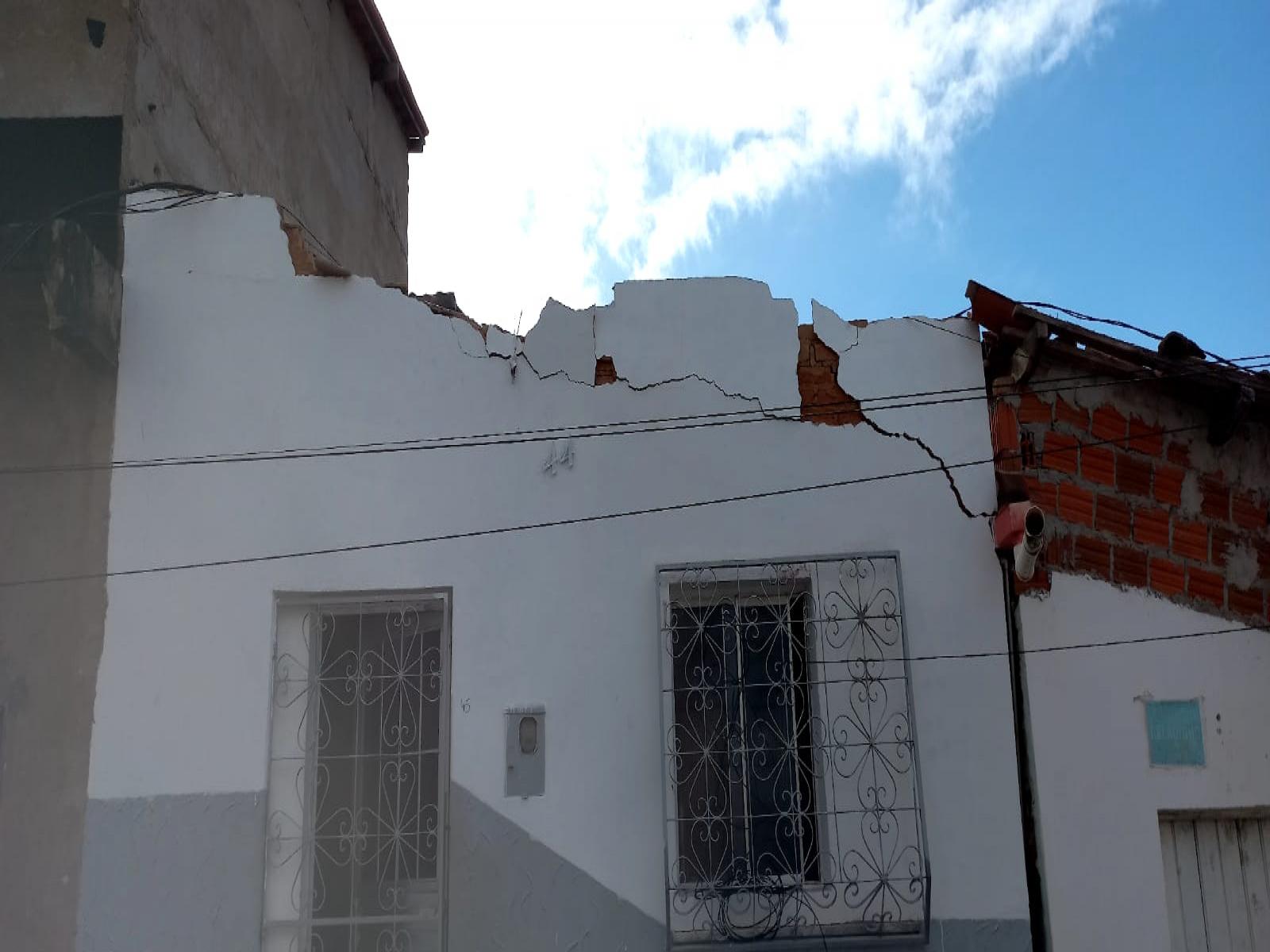 Caminhão destrói fiação e derruba a frente de uma casa no bairro Joaquim Romão