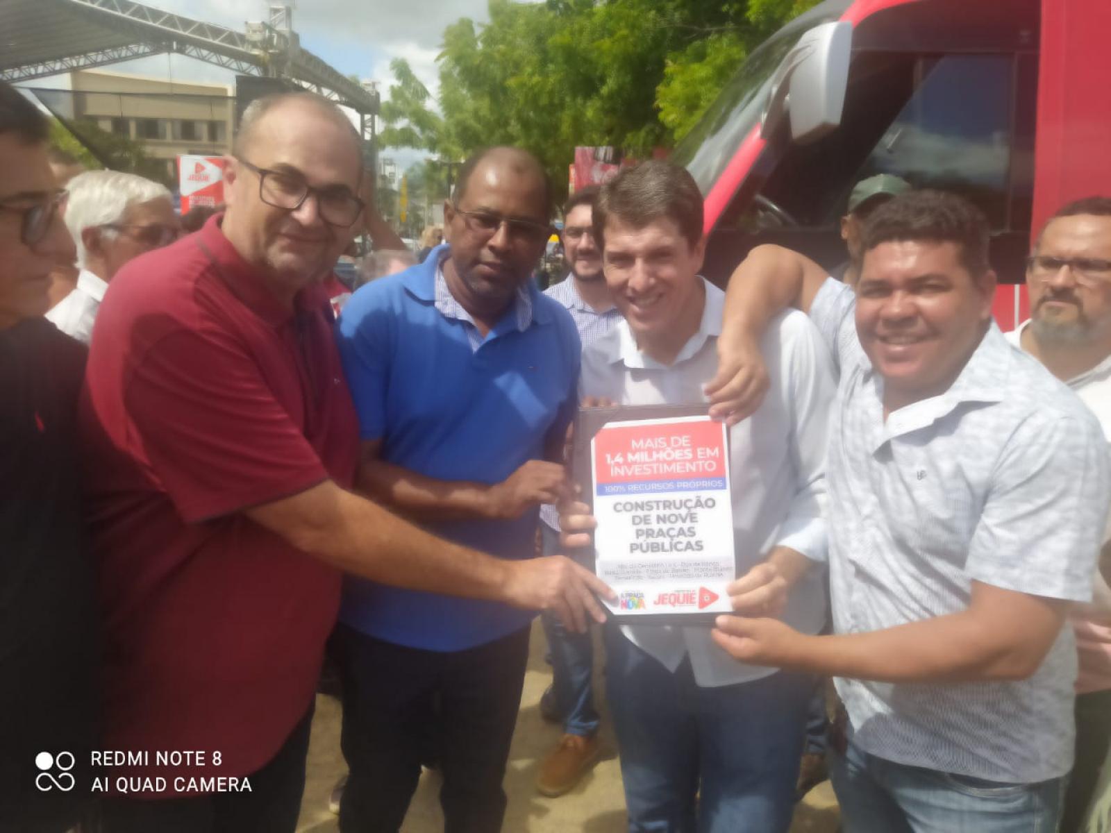 PREFEITO ZÉ COCÁ ASSINA ORDEM DE REFORMA DA PRAÇA DO ALTO DO AMOR- CAIXA DÁGUA
