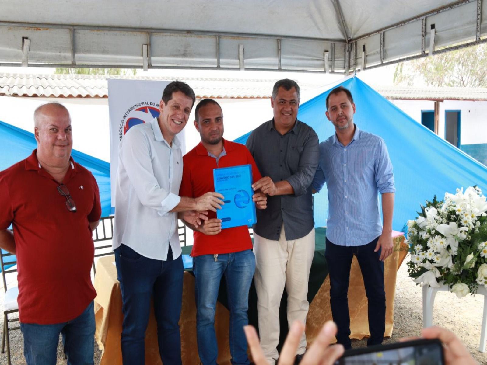 Por meio de convênio entre CIMURC e Governo do Estado agricultores familiares do Médio Rio das Contas recebem kits produtivos