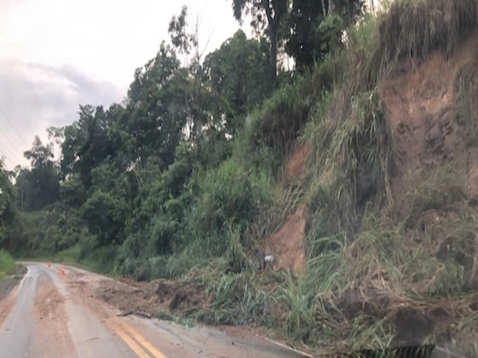 Chuva provocou deslizamento de terra na BR 330