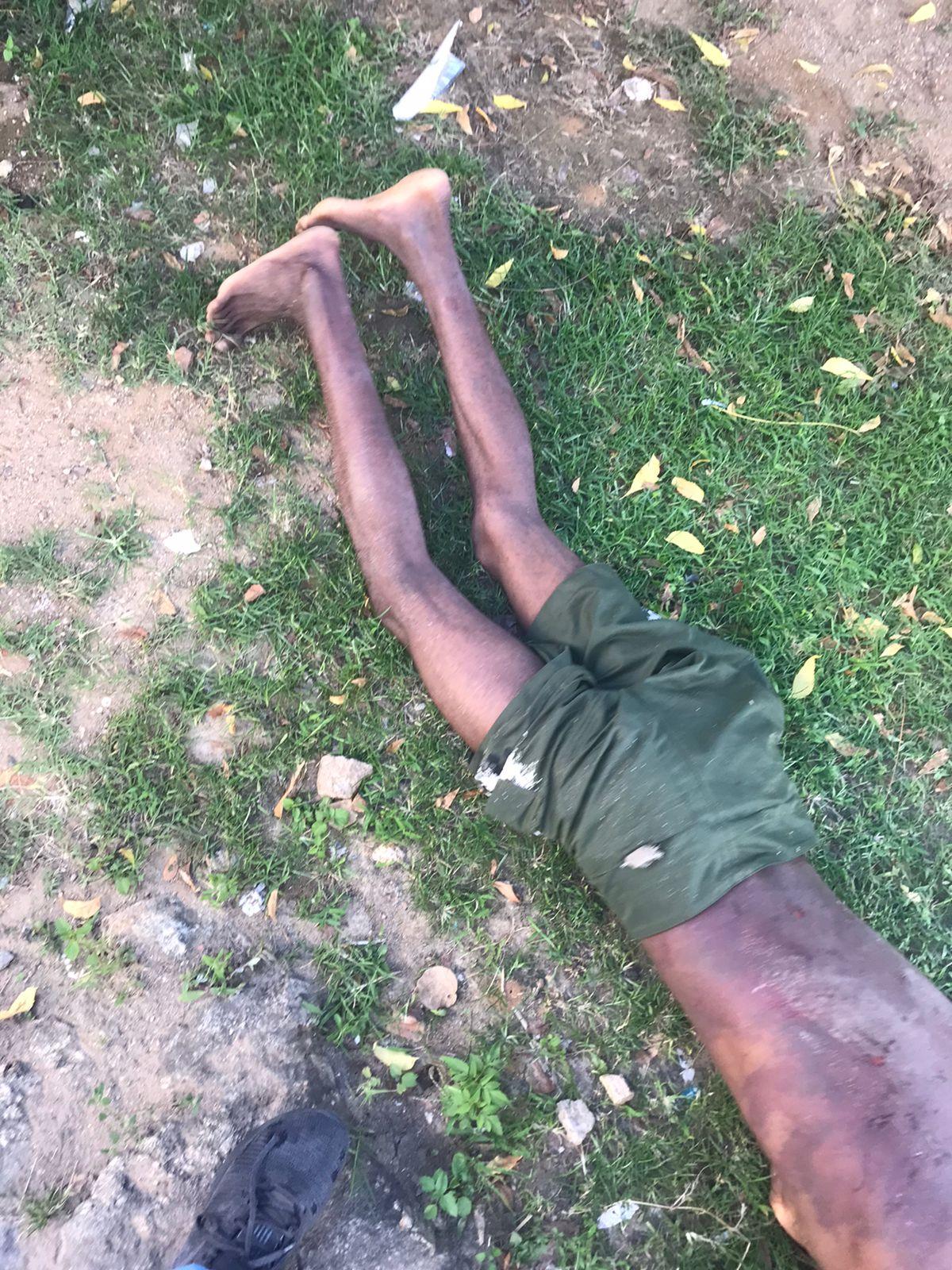 Uma pessoa foi morta por espancamento e teve o corpo jogado em frente a casa do irmão