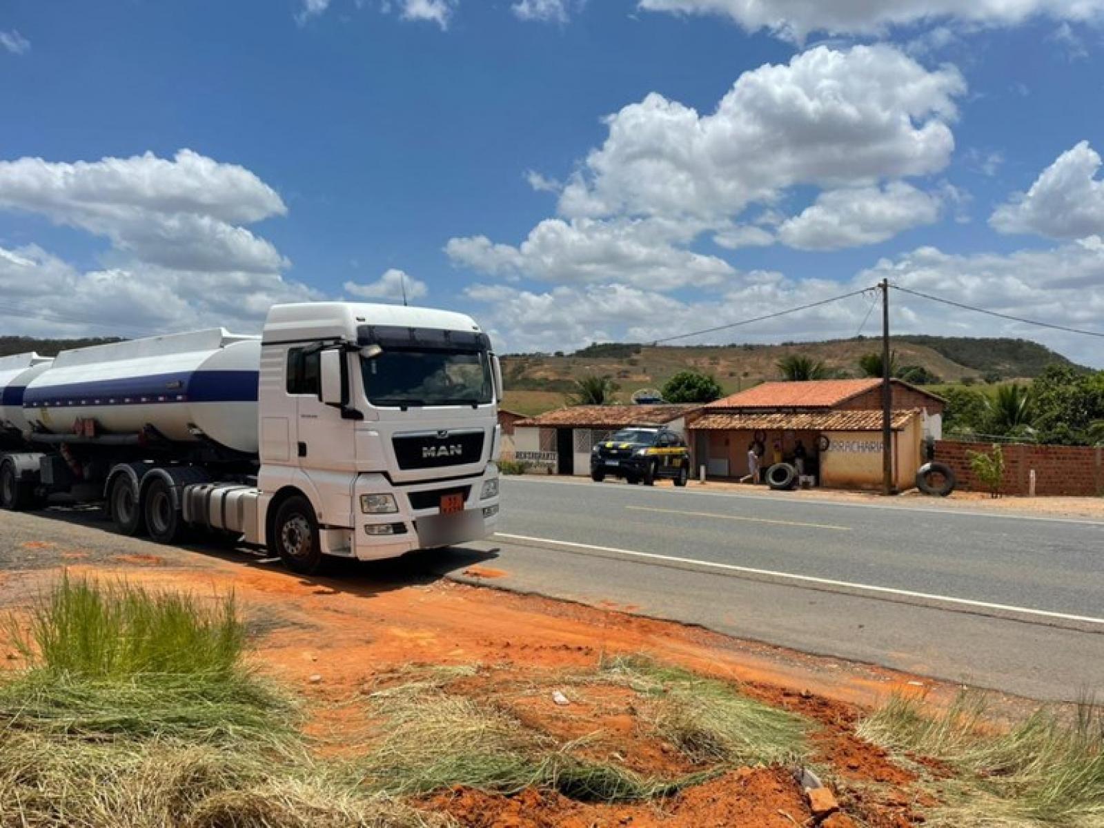 PRF flagra homem realizando venda ilegal de gasolina em Ribeira do Pombal