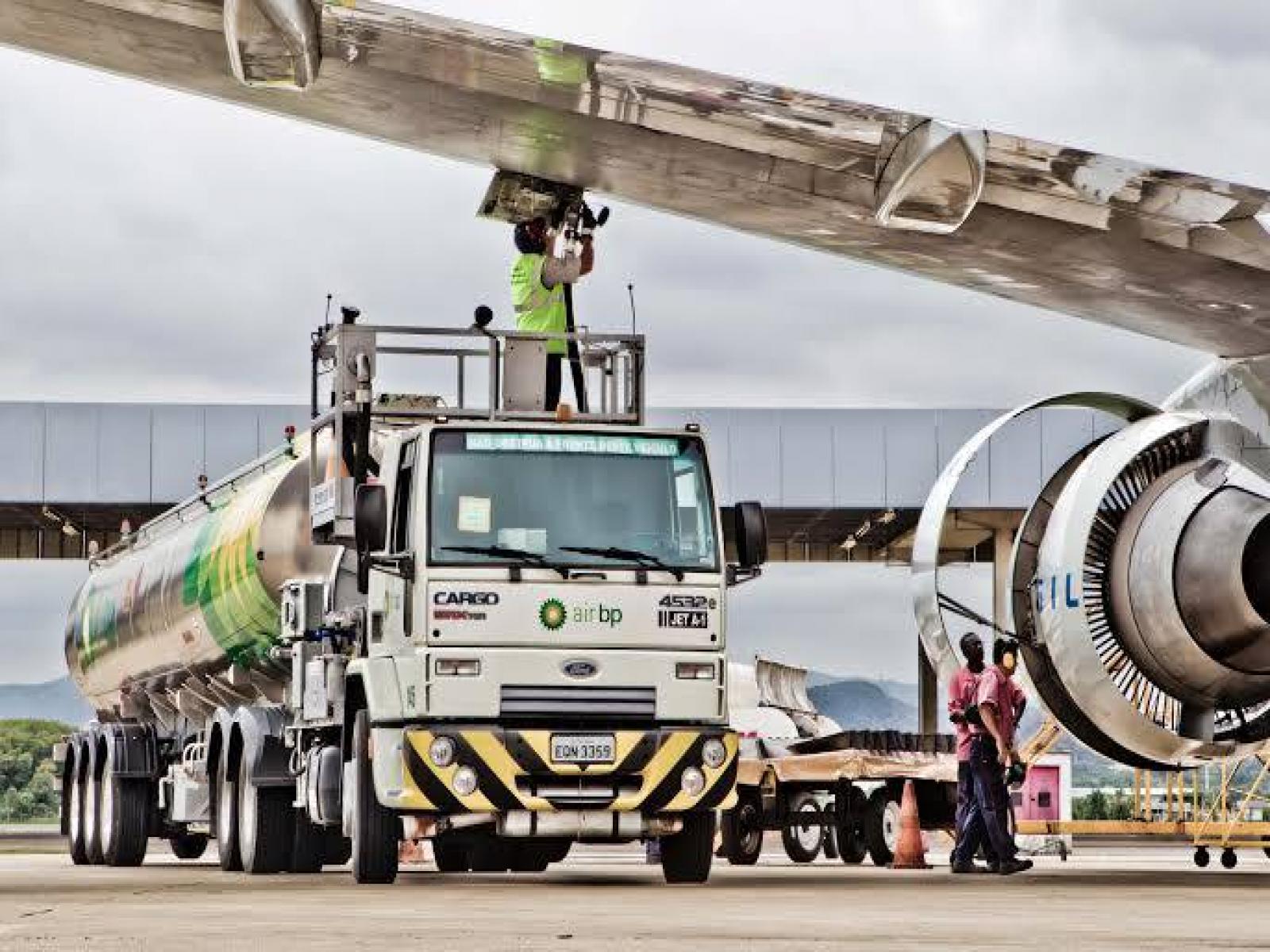 Depois de gasolina, Petrobras vai reduzir preço de combustíveis para aviação em agosto.