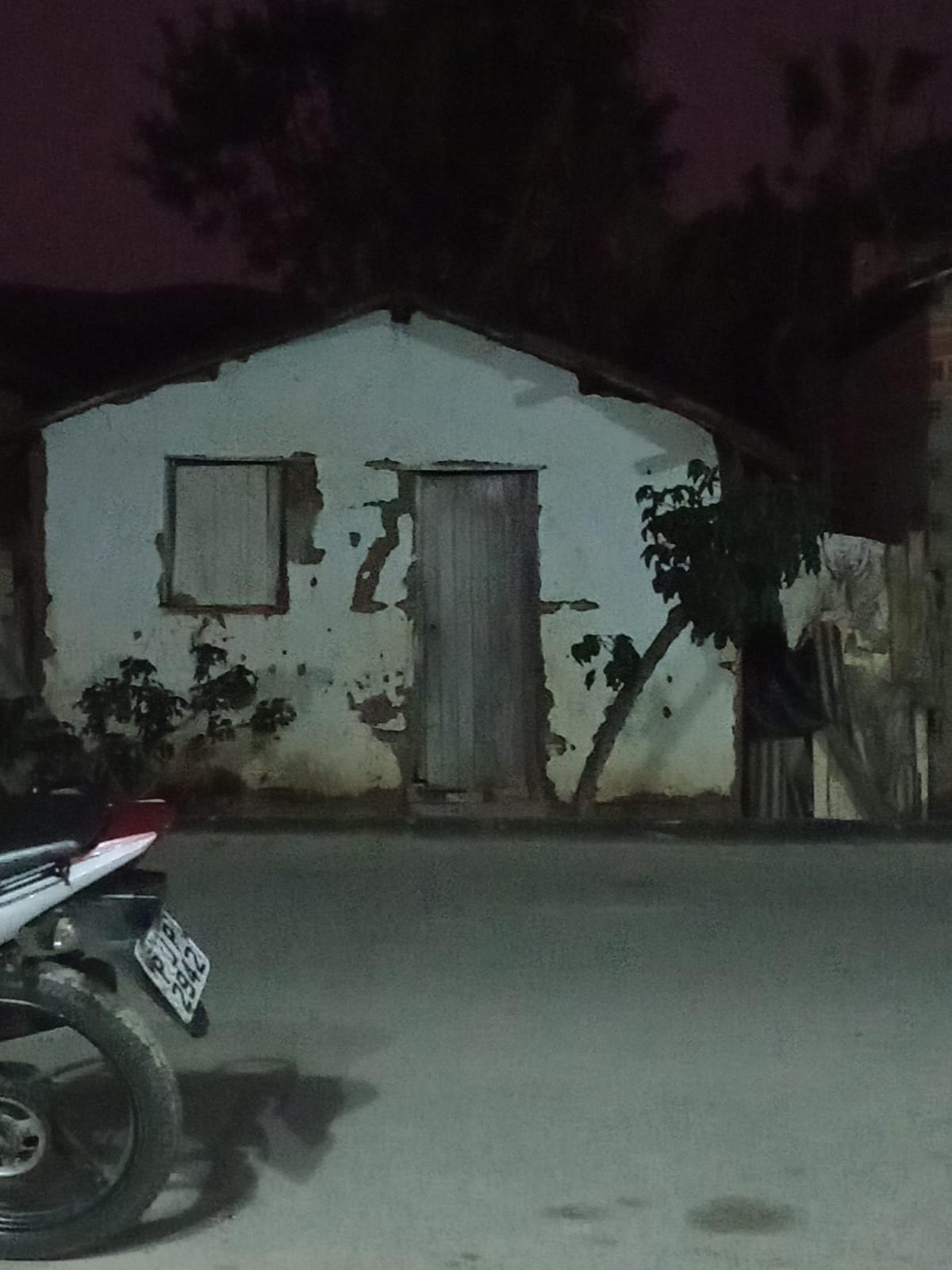 Casa de idosa ameaça desabar e vizinhos realizam campanha solidária no bairro Jequiezinho