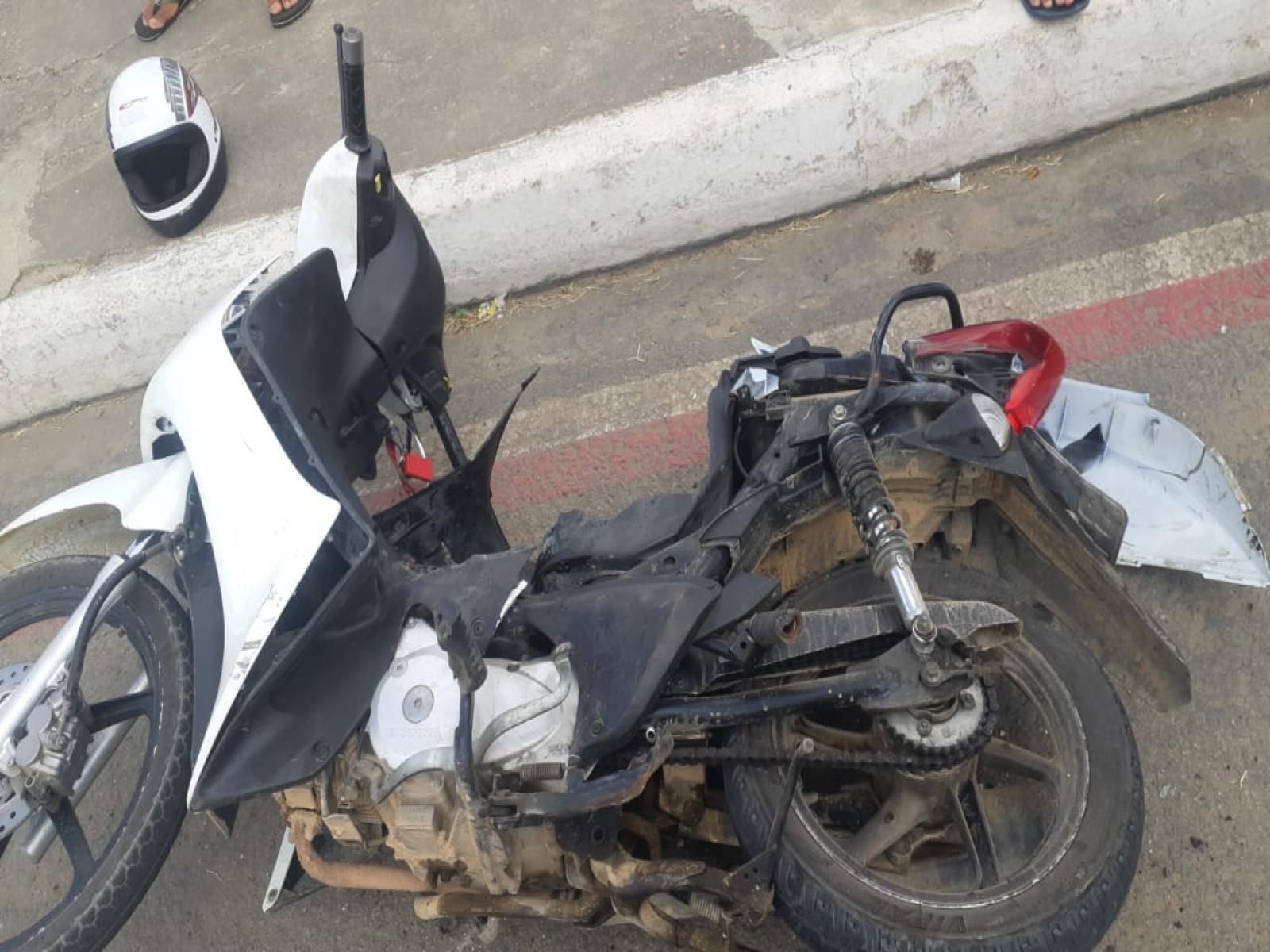 Mulher sofre fratura exposta em acidente na Avenida Cesar Borges