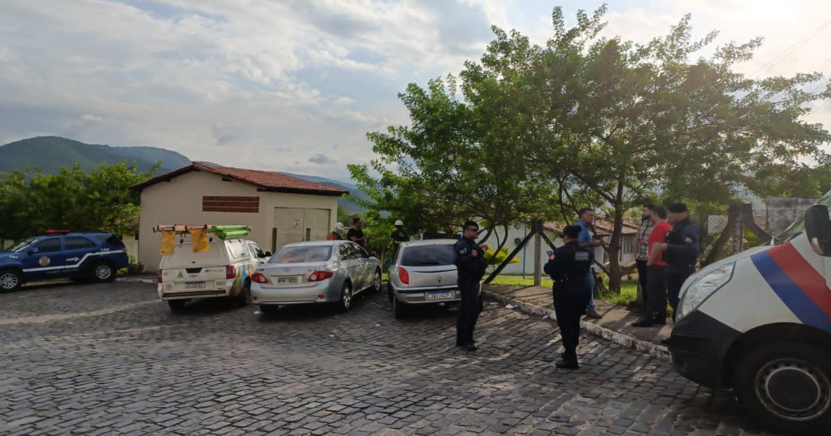 Atendendo a uma solicitação do Governo do Estado, COELBA tenta cortar energia elétrica do Centro Social Urbano( CSU).