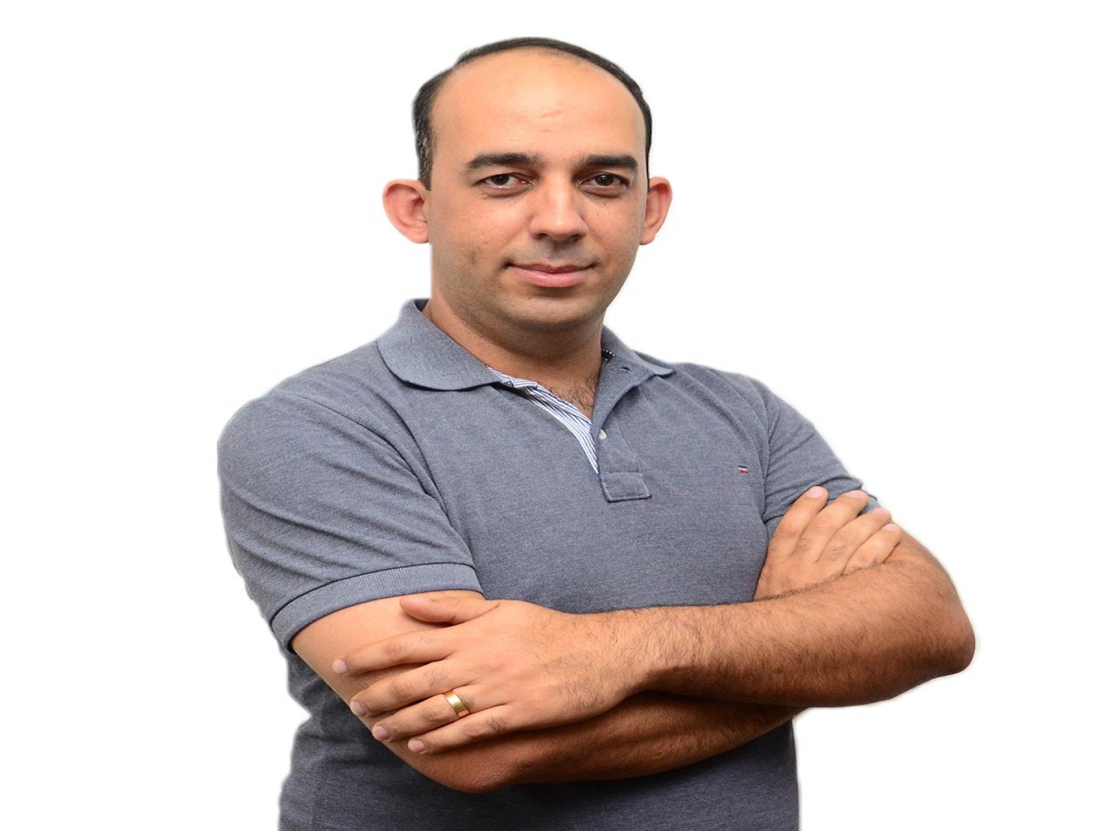 Comunicador de Jequié recebe autorização oficial para traduzir música tema do novo filme de Tom Cruise
