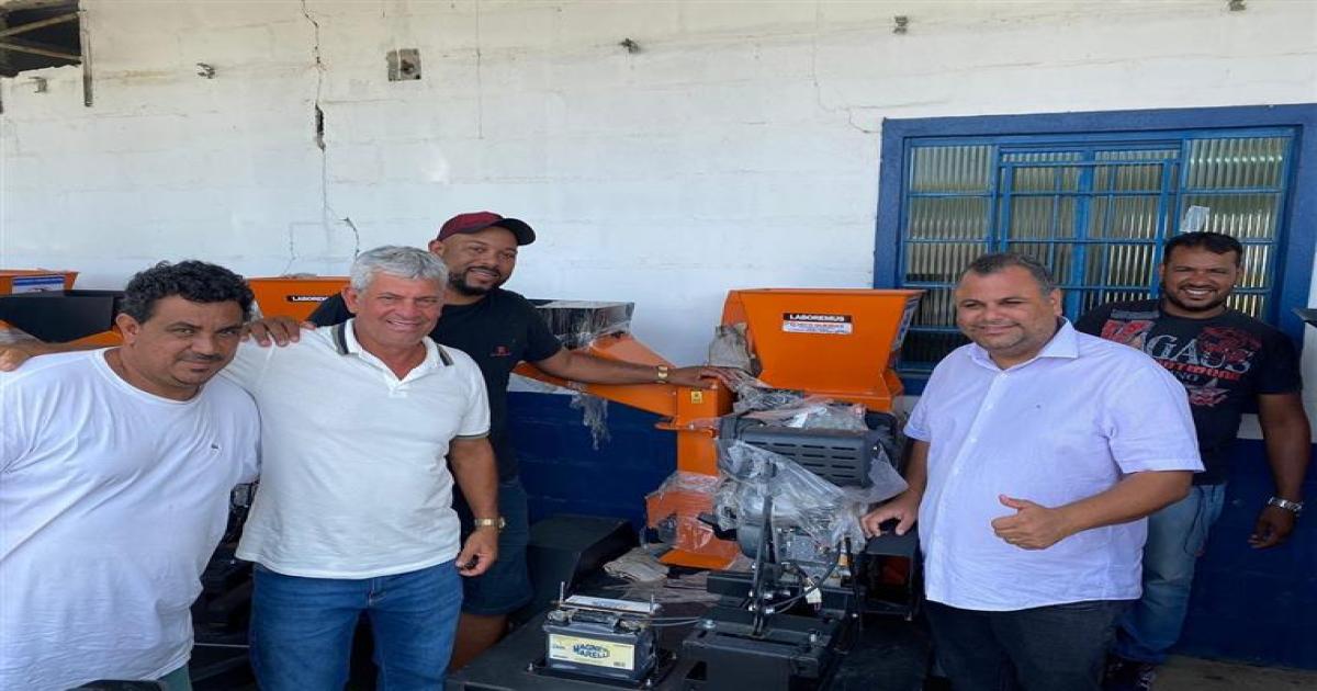 Prefeitura de Jitaúna recebe do CIMURC motos novas, máquinas forrageiras e kits produtivos
