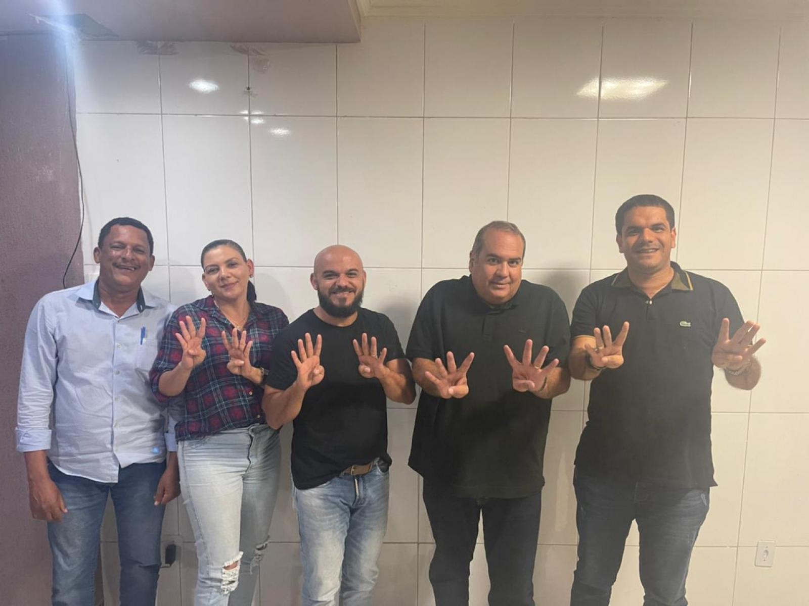 Prefeito de Aiquara alfineta Jerônimo, afirma que apoia ACM Neto e faz 44 com as mãos
