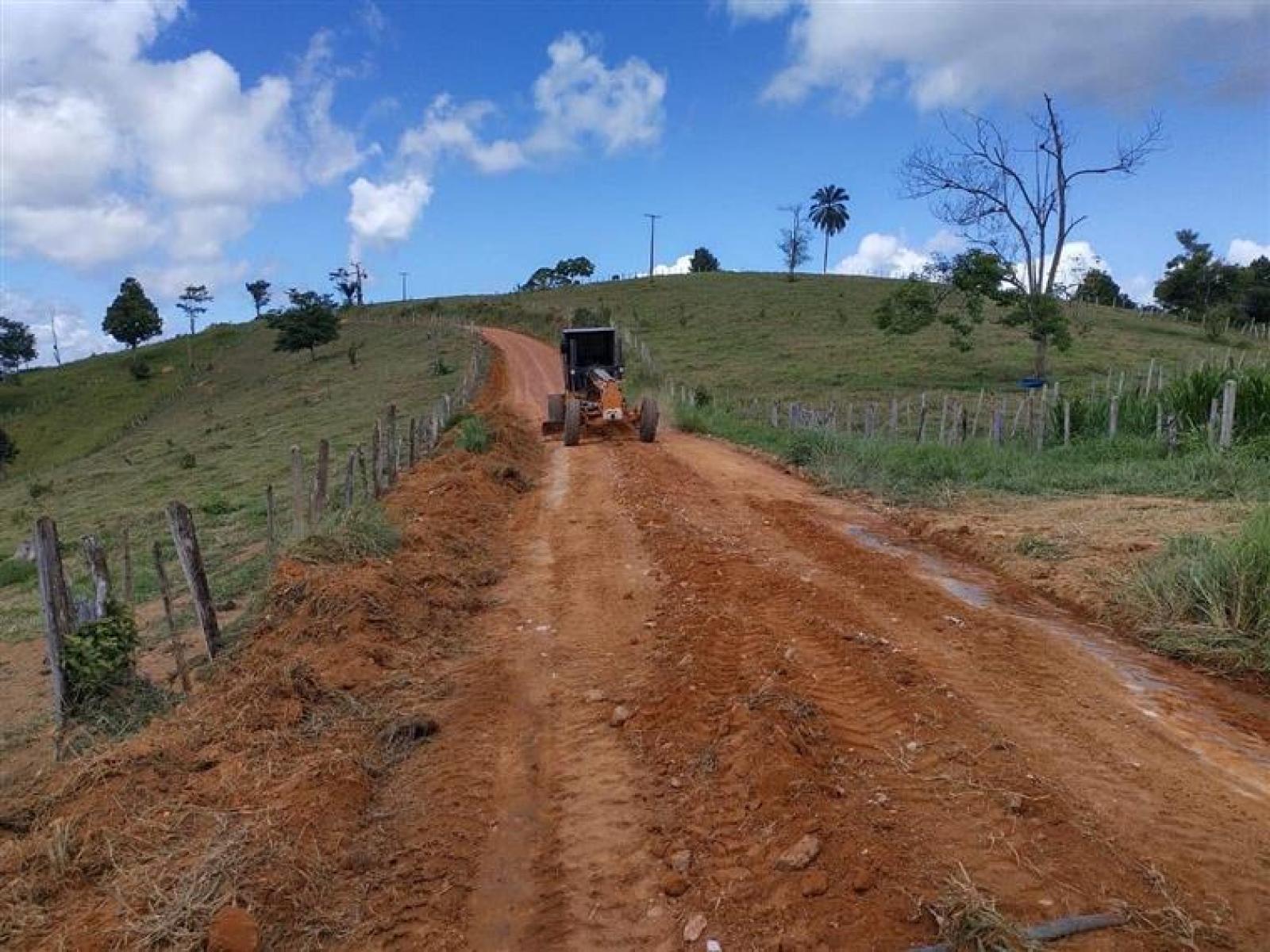 Prefeitura de Jitaúna realiza Patrolamento e Cascalhamento nas regiões do Hilário e Bom Jardim mantendo a conservação das estradas rurais